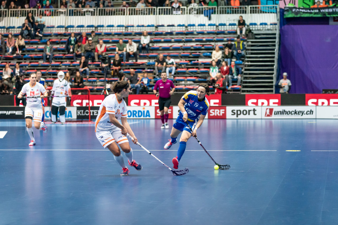 SWISS Arena (Kloten), 27.04.2019, Unihockey Damen NLA Superfinal, piranha chur - Kloten-Dietlikon Jets, Julia Suter (Nr. 19, Kloten-Dietlikon Jets) mit einem Abschlussversuch
(Claudio Schwarz, unihockey-fotos.ch)
Copyright: Claudio Schwarz, unihockey-fotos.ch – Dieses Bild wurde durch swiss unihockey lizenziert und darf ausschliesslich auf den Online-Kanälen von swiss unihockey verwendet werden. Die redaktionelle oder kommerzielle Nutzung durch Dritte (Medien, Vereine, Unternehmen oder Privatpersonen) per Download von diesem flickr-Account ist ausgeschlossen. Das Bild kann bei Interesse via unihockey-fotos.ch kostenpflichtig lizenziert werden. unihockey-fotos.ch behält sich vor, fehlbaren Medien, Vereinen, Unternehmen oder Privatpersonen Bilder mit einem Zuschlag in Rechnung zu stellen.
