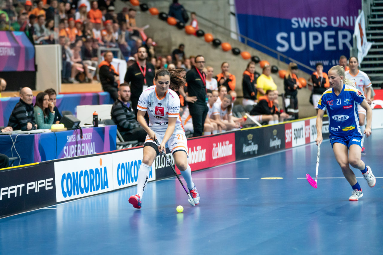 SWISS Arena (Kloten), 27.04.2019, Unihockey Damen NLA Superfinal, piranha chur - Kloten-Dietlikon Jets, Corin Rüttimann (Nr. 21, piranha chur) am Ball
(Claudio Schwarz, unihockey-fotos.ch)
Copyright: Claudio Schwarz, unihockey-fotos.ch – Dieses Bild wurde durch swiss unihockey lizenziert und darf ausschliesslich auf den Online-Kanälen von swiss unihockey verwendet werden. Die redaktionelle oder kommerzielle Nutzung durch Dritte (Medien, Vereine, Unternehmen oder Privatpersonen) per Download von diesem flickr-Account ist ausgeschlossen. Das Bild kann bei Interesse via unihockey-fotos.ch kostenpflichtig lizenziert werden. unihockey-fotos.ch behält sich vor, fehlbaren Medien, Vereinen, Unternehmen oder Privatpersonen Bilder mit einem Zuschlag in Rechnung zu stellen.