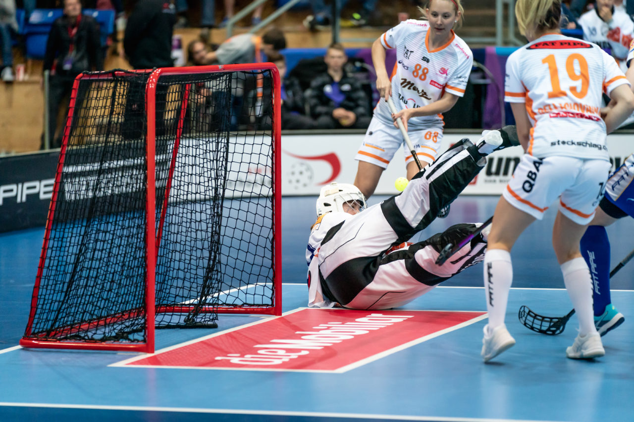 SWISS Arena (Kloten), 27.04.2019, Unihockey Damen NLA Superfinal, piranha chur - Kloten-Dietlikon Jets, Anja Dellagiovanna (Nr. 19, piranha chur) scheitert an Monika Schmid (Nr. 29, Kloten-Dietlikon Jets)
(Claudio Schwarz, unihockey-fotos.ch)
Copyright: Claudio Schwarz, unihockey-fotos.ch – Dieses Bild wurde durch swiss unihockey lizenziert und darf ausschliesslich auf den Online-Kanälen von swiss unihockey verwendet werden. Die redaktionelle oder kommerzielle Nutzung durch Dritte (Medien, Vereine, Unternehmen oder Privatpersonen) per Download von diesem flickr-Account ist ausgeschlossen. Das Bild kann bei Interesse via unihockey-fotos.ch kostenpflichtig lizenziert werden. unihockey-fotos.ch behält sich vor, fehlbaren Medien, Vereinen, Unternehmen oder Privatpersonen Bilder mit einem Zuschlag in Rechnung zu stellen.