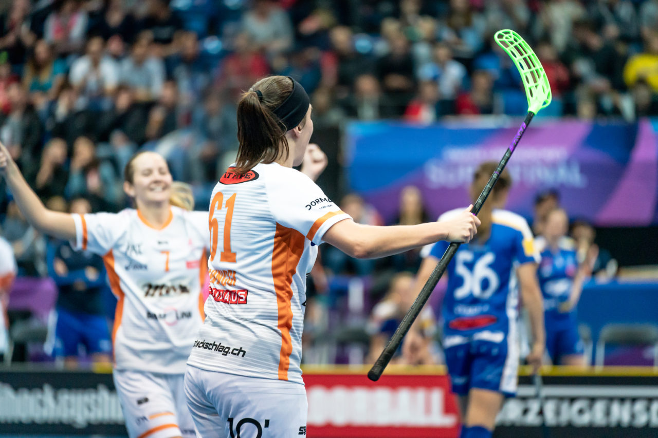 SWISS Arena (Kloten), 27.04.2019, Unihockey Damen NLA Superfinal, piranha chur - Kloten-Dietlikon Jets, Katrin Zwinggi (Nr. 61, piranha chur) bejubelt das 4:1
(Claudio Schwarz, unihockey-fotos.ch)
Copyright: Claudio Schwarz, unihockey-fotos.ch – Dieses Bild wurde durch swiss unihockey lizenziert und darf ausschliesslich auf den Online-Kanälen von swiss unihockey verwendet werden. Die redaktionelle oder kommerzielle Nutzung durch Dritte (Medien, Vereine, Unternehmen oder Privatpersonen) per Download von diesem flickr-Account ist ausgeschlossen. Das Bild kann bei Interesse via unihockey-fotos.ch kostenpflichtig lizenziert werden. unihockey-fotos.ch behält sich vor, fehlbaren Medien, Vereinen, Unternehmen oder Privatpersonen Bilder mit einem Zuschlag in Rechnung zu stellen.