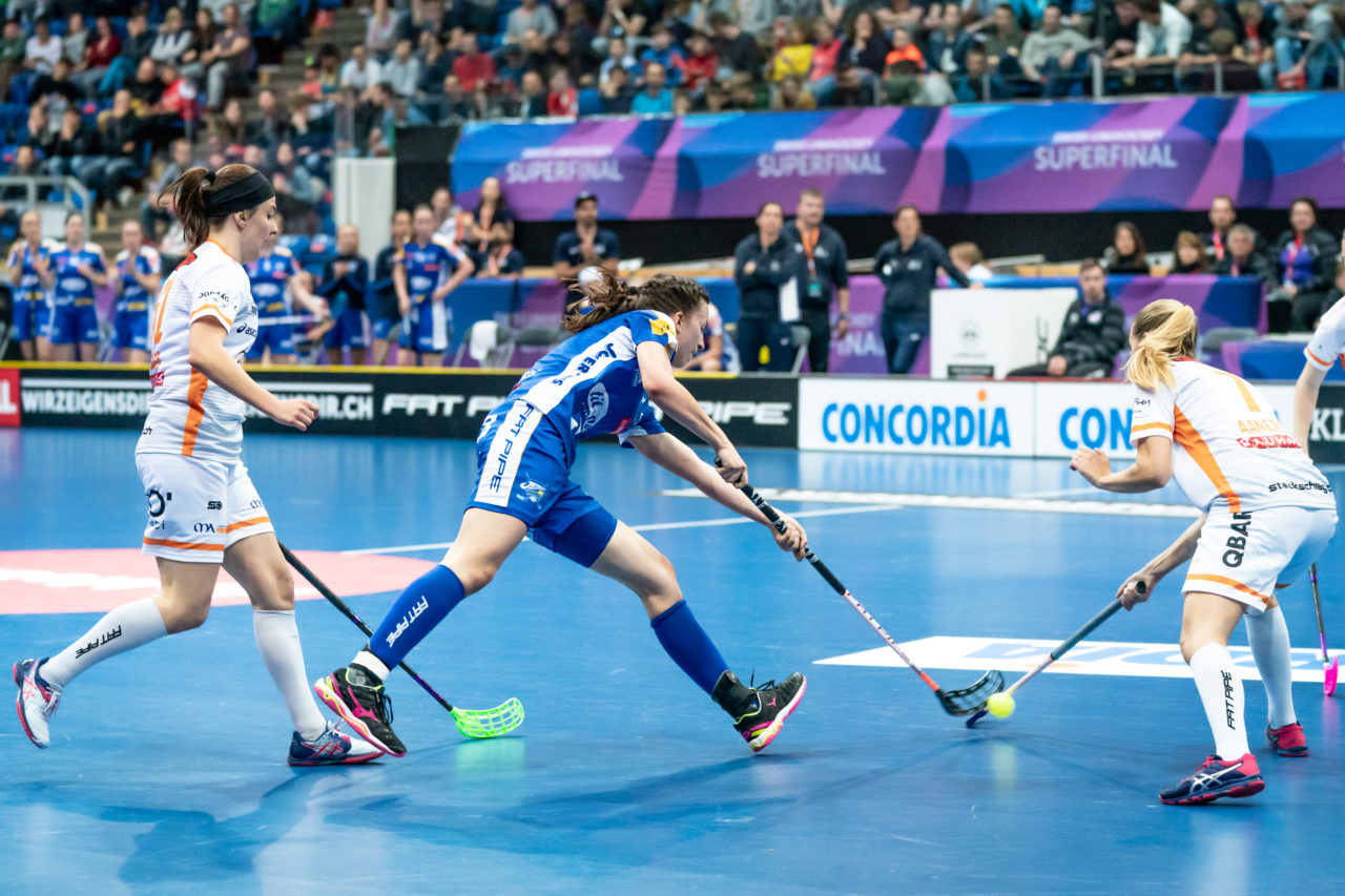 SWISS Arena (Kloten), 27.04.2019, Unihockey Damen NLA Superfinal, piranha chur - Kloten-Dietlikon Jets, Andrea Gämperli (Nr. 5, Kloten-Dietlikon Jets) mit einem Abschlussversuch
(Claudio Schwarz, unihockey-fotos.ch)
Copyright: Claudio Schwarz, unihockey-fotos.ch – Dieses Bild wurde durch swiss unihockey lizenziert und darf ausschliesslich auf den Online-Kanälen von swiss unihockey verwendet werden. Die redaktionelle oder kommerzielle Nutzung durch Dritte (Medien, Vereine, Unternehmen oder Privatpersonen) per Download von diesem flickr-Account ist ausgeschlossen. Das Bild kann bei Interesse via unihockey-fotos.ch kostenpflichtig lizenziert werden. unihockey-fotos.ch behält sich vor, fehlbaren Medien, Vereinen, Unternehmen oder Privatpersonen Bilder mit einem Zuschlag in Rechnung zu stellen.