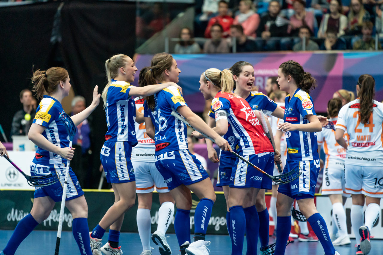 SWISS Arena (Kloten), 27.04.2019, Unihockey Damen NLA Superfinal, piranha chur - Kloten-Dietlikon Jets, Torjubel zum 2:4 der Jets
(Claudio Schwarz, unihockey-fotos.ch)
Copyright: Claudio Schwarz, unihockey-fotos.ch – Dieses Bild wurde durch swiss unihockey lizenziert und darf ausschliesslich auf den Online-Kanälen von swiss unihockey verwendet werden. Die redaktionelle oder kommerzielle Nutzung durch Dritte (Medien, Vereine, Unternehmen oder Privatpersonen) per Download von diesem flickr-Account ist ausgeschlossen. Das Bild kann bei Interesse via unihockey-fotos.ch kostenpflichtig lizenziert werden. unihockey-fotos.ch behält sich vor, fehlbaren Medien, Vereinen, Unternehmen oder Privatpersonen Bilder mit einem Zuschlag in Rechnung zu stellen.