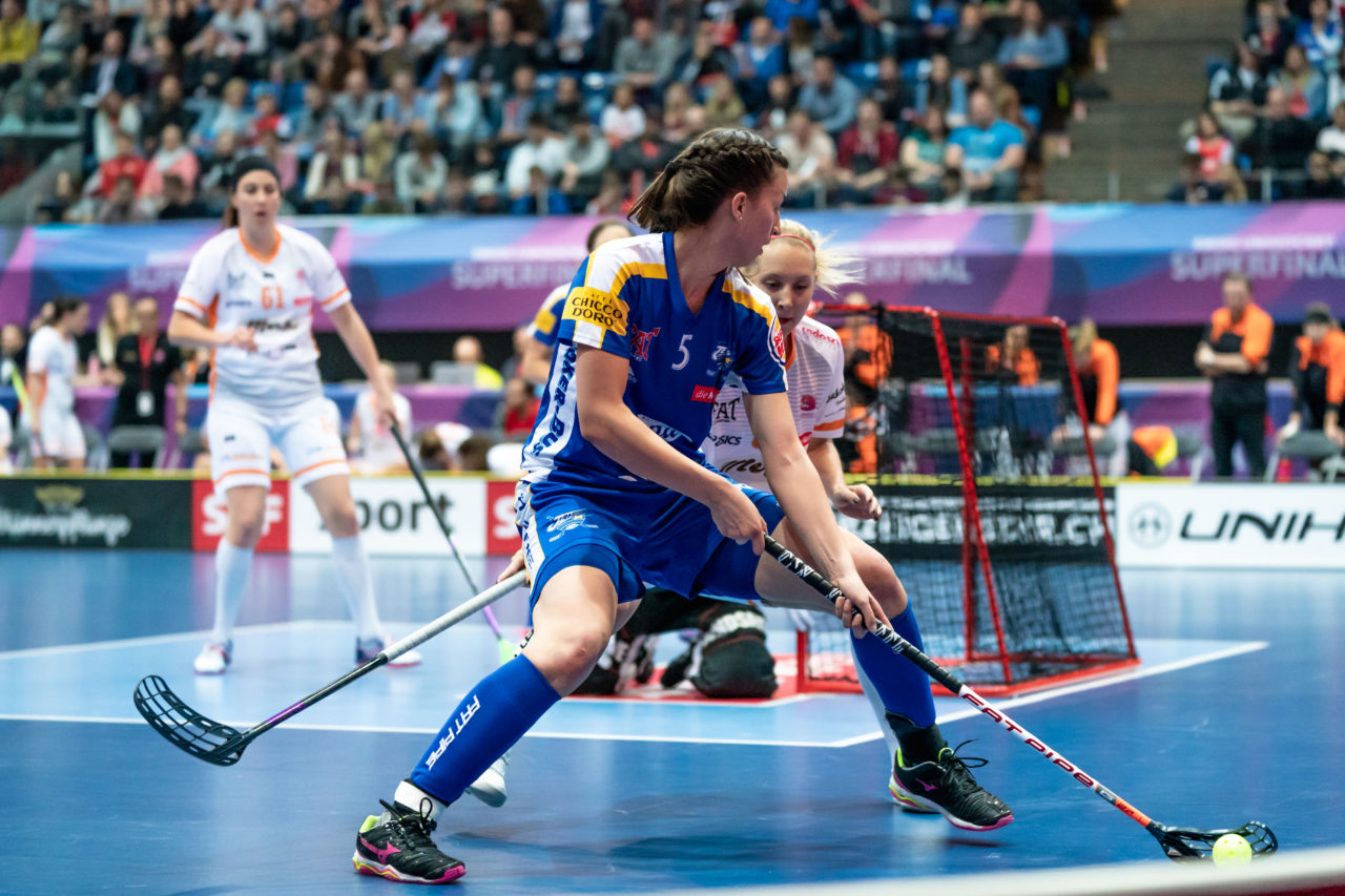 SWISS Arena (Kloten), 27.04.2019, Unihockey Damen NLA Superfinal, piranha chur - Kloten-Dietlikon Jets, Andrea Gämperli (Nr. 5, Kloten-Dietlikon Jets) am Ball
(Claudio Schwarz, unihockey-fotos.ch)
Copyright: Claudio Schwarz, unihockey-fotos.ch – Dieses Bild wurde durch swiss unihockey lizenziert und darf ausschliesslich auf den Online-Kanälen von swiss unihockey verwendet werden. Die redaktionelle oder kommerzielle Nutzung durch Dritte (Medien, Vereine, Unternehmen oder Privatpersonen) per Download von diesem flickr-Account ist ausgeschlossen. Das Bild kann bei Interesse via unihockey-fotos.ch kostenpflichtig lizenziert werden. unihockey-fotos.ch behält sich vor, fehlbaren Medien, Vereinen, Unternehmen oder Privatpersonen Bilder mit einem Zuschlag in Rechnung zu stellen.