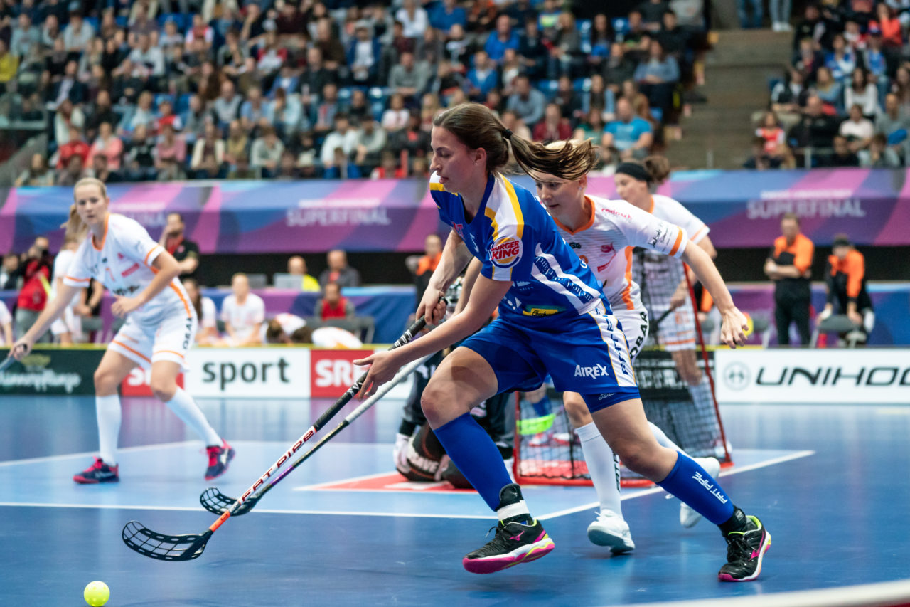 SWISS Arena (Kloten), 27.04.2019, Unihockey Damen NLA Superfinal, piranha chur - Kloten-Dietlikon Jets, Andrea Gämperli (Nr. 5, Kloten-Dietlikon Jets) am Ball
(Claudio Schwarz, unihockey-fotos.ch)
Copyright: Claudio Schwarz, unihockey-fotos.ch – Dieses Bild wurde durch swiss unihockey lizenziert und darf ausschliesslich auf den Online-Kanälen von swiss unihockey verwendet werden. Die redaktionelle oder kommerzielle Nutzung durch Dritte (Medien, Vereine, Unternehmen oder Privatpersonen) per Download von diesem flickr-Account ist ausgeschlossen. Das Bild kann bei Interesse via unihockey-fotos.ch kostenpflichtig lizenziert werden. unihockey-fotos.ch behält sich vor, fehlbaren Medien, Vereinen, Unternehmen oder Privatpersonen Bilder mit einem Zuschlag in Rechnung zu stellen.