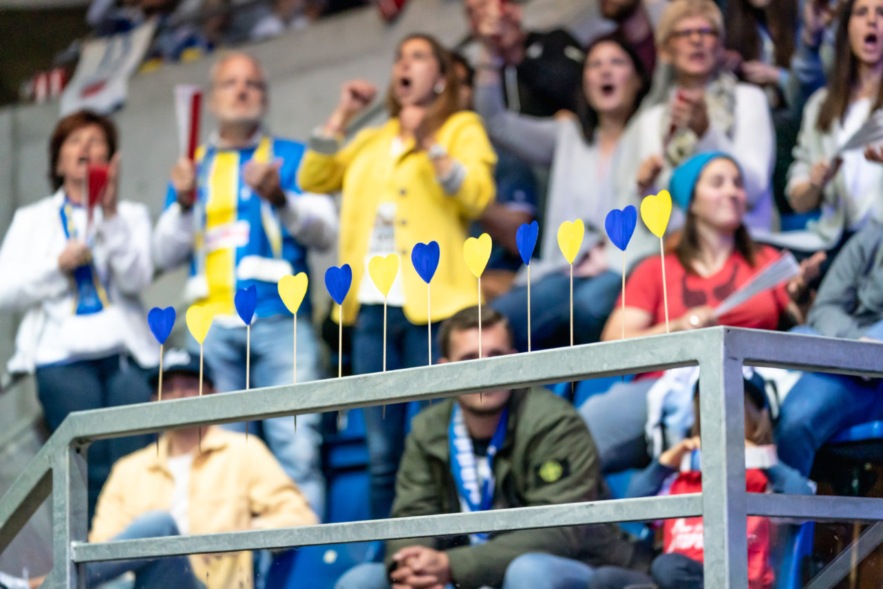SWISS Arena (Kloten), 27.04.2019, Unihockey Damen NLA Superfinal, piranha chur - Kloten-Dietlikon Jets, Fankurve der Jets
(Claudio Schwarz, unihockey-fotos.ch)
Copyright: Claudio Schwarz, unihockey-fotos.ch – Dieses Bild wurde durch swiss unihockey lizenziert und darf ausschliesslich auf den Online-Kanälen von swiss unihockey verwendet werden. Die redaktionelle oder kommerzielle Nutzung durch Dritte (Medien, Vereine, Unternehmen oder Privatpersonen) per Download von diesem flickr-Account ist ausgeschlossen. Das Bild kann bei Interesse via unihockey-fotos.ch kostenpflichtig lizenziert werden. unihockey-fotos.ch behält sich vor, fehlbaren Medien, Vereinen, Unternehmen oder Privatpersonen Bilder mit einem Zuschlag in Rechnung zu stellen.
