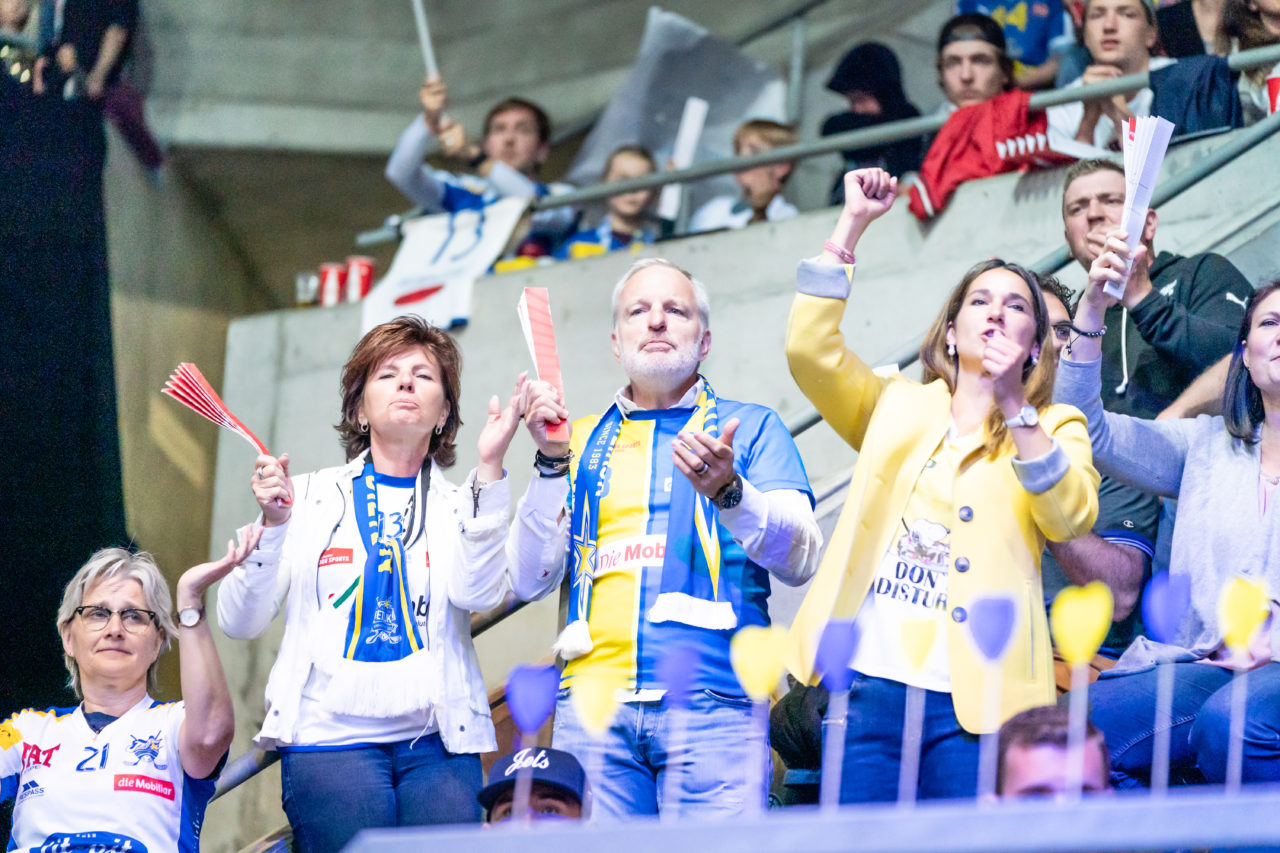 SWISS Arena (Kloten), 27.04.2019, Unihockey Damen NLA Superfinal, piranha chur - Kloten-Dietlikon Jets, Fans der Jets
(Claudio Schwarz, unihockey-fotos.ch)
Copyright: Claudio Schwarz, unihockey-fotos.ch – Dieses Bild wurde durch swiss unihockey lizenziert und darf ausschliesslich auf den Online-Kanälen von swiss unihockey verwendet werden. Die redaktionelle oder kommerzielle Nutzung durch Dritte (Medien, Vereine, Unternehmen oder Privatpersonen) per Download von diesem flickr-Account ist ausgeschlossen. Das Bild kann bei Interesse via unihockey-fotos.ch kostenpflichtig lizenziert werden. unihockey-fotos.ch behält sich vor, fehlbaren Medien, Vereinen, Unternehmen oder Privatpersonen Bilder mit einem Zuschlag in Rechnung zu stellen.