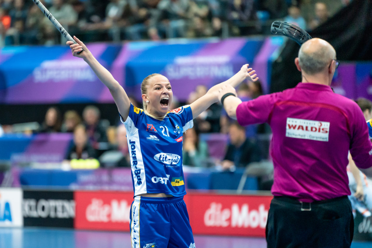 SWISS Arena (Kloten), 27.04.2019, Unihockey Damen NLA Superfinal, piranha chur - Kloten-Dietlikon Jets, Elsa Frisk (Nr. 21, Kloten-Dietlikon Jets) bejubelt das 4:4
(Claudio Schwarz, unihockey-fotos.ch)
Copyright: Claudio Schwarz, unihockey-fotos.ch – Dieses Bild wurde durch swiss unihockey lizenziert und darf ausschliesslich auf den Online-Kanälen von swiss unihockey verwendet werden. Die redaktionelle oder kommerzielle Nutzung durch Dritte (Medien, Vereine, Unternehmen oder Privatpersonen) per Download von diesem flickr-Account ist ausgeschlossen. Das Bild kann bei Interesse via unihockey-fotos.ch kostenpflichtig lizenziert werden. unihockey-fotos.ch behält sich vor, fehlbaren Medien, Vereinen, Unternehmen oder Privatpersonen Bilder mit einem Zuschlag in Rechnung zu stellen.