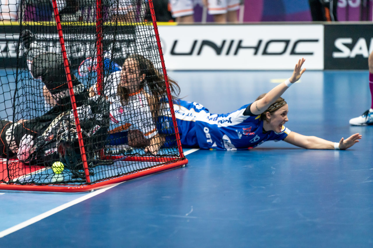 SWISS Arena (Kloten), 27.04.2019, Unihockey Damen NLA Superfinal, piranha chur - Kloten-Dietlikon Jets, Julia Suter (Nr. 19, Kloten-Dietlikon Jets) bejubelt das entscheidende 4:5
(Claudio Schwarz, unihockey-fotos.ch)
Copyright: Claudio Schwarz, unihockey-fotos.ch – Dieses Bild wurde durch swiss unihockey lizenziert und darf ausschliesslich auf den Online-Kanälen von swiss unihockey verwendet werden. Die redaktionelle oder kommerzielle Nutzung durch Dritte (Medien, Vereine, Unternehmen oder Privatpersonen) per Download von diesem flickr-Account ist ausgeschlossen. Das Bild kann bei Interesse via unihockey-fotos.ch kostenpflichtig lizenziert werden. unihockey-fotos.ch behält sich vor, fehlbaren Medien, Vereinen, Unternehmen oder Privatpersonen Bilder mit einem Zuschlag in Rechnung zu stellen.