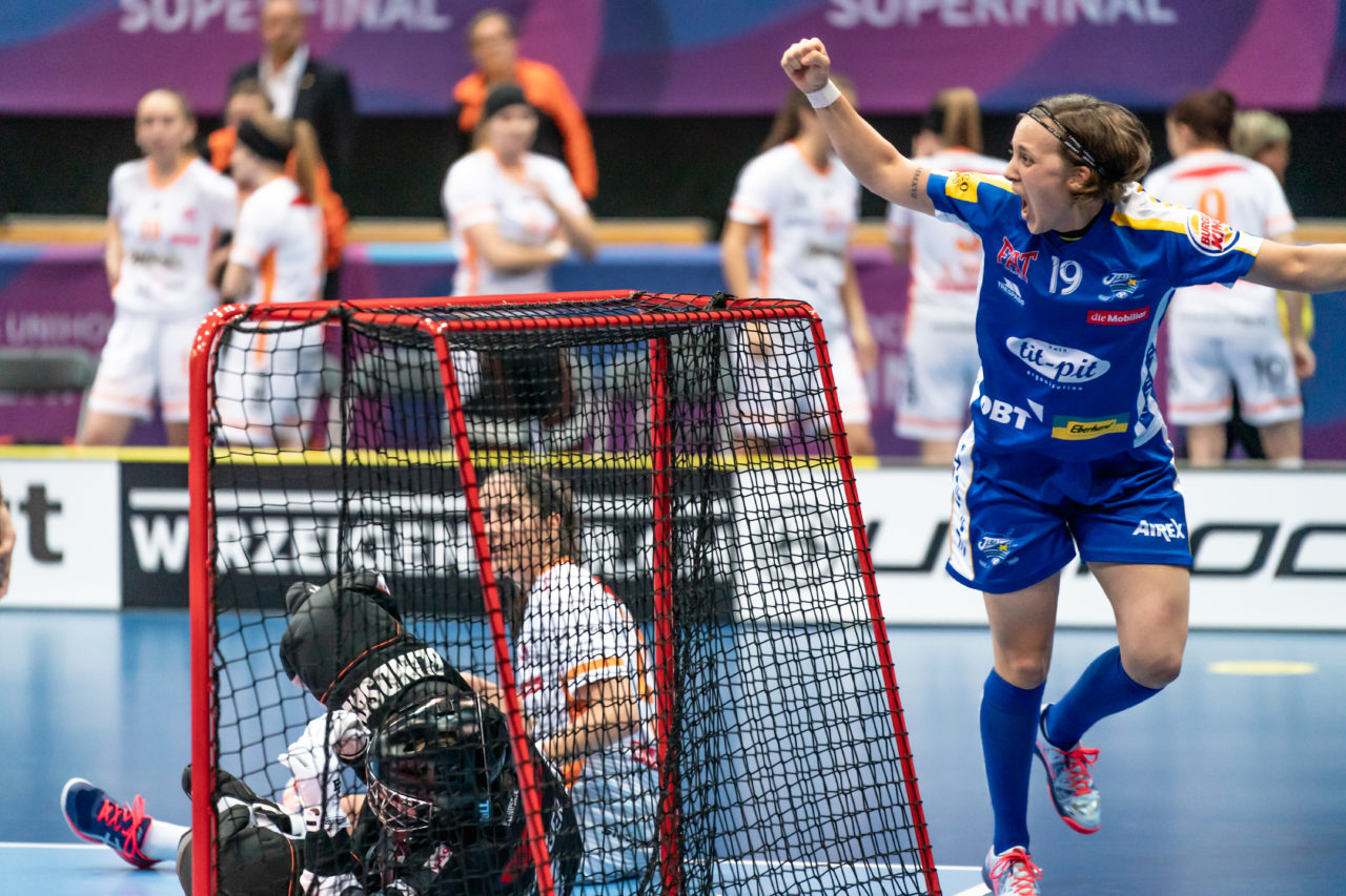 SWISS Arena (Kloten), 27.04.2019, Unihockey Damen NLA Superfinal, piranha chur - Kloten-Dietlikon Jets, Julia Suter (Nr. 19, Kloten-Dietlikon Jets) bejubelt das entscheidende 4:5
(Claudio Schwarz, unihockey-fotos.ch)
Copyright: Claudio Schwarz, unihockey-fotos.ch – Dieses Bild wurde durch swiss unihockey lizenziert und darf ausschliesslich auf den Online-Kanälen von swiss unihockey verwendet werden. Die redaktionelle oder kommerzielle Nutzung durch Dritte (Medien, Vereine, Unternehmen oder Privatpersonen) per Download von diesem flickr-Account ist ausgeschlossen. Das Bild kann bei Interesse via unihockey-fotos.ch kostenpflichtig lizenziert werden. unihockey-fotos.ch behält sich vor, fehlbaren Medien, Vereinen, Unternehmen oder Privatpersonen Bilder mit einem Zuschlag in Rechnung zu stellen.