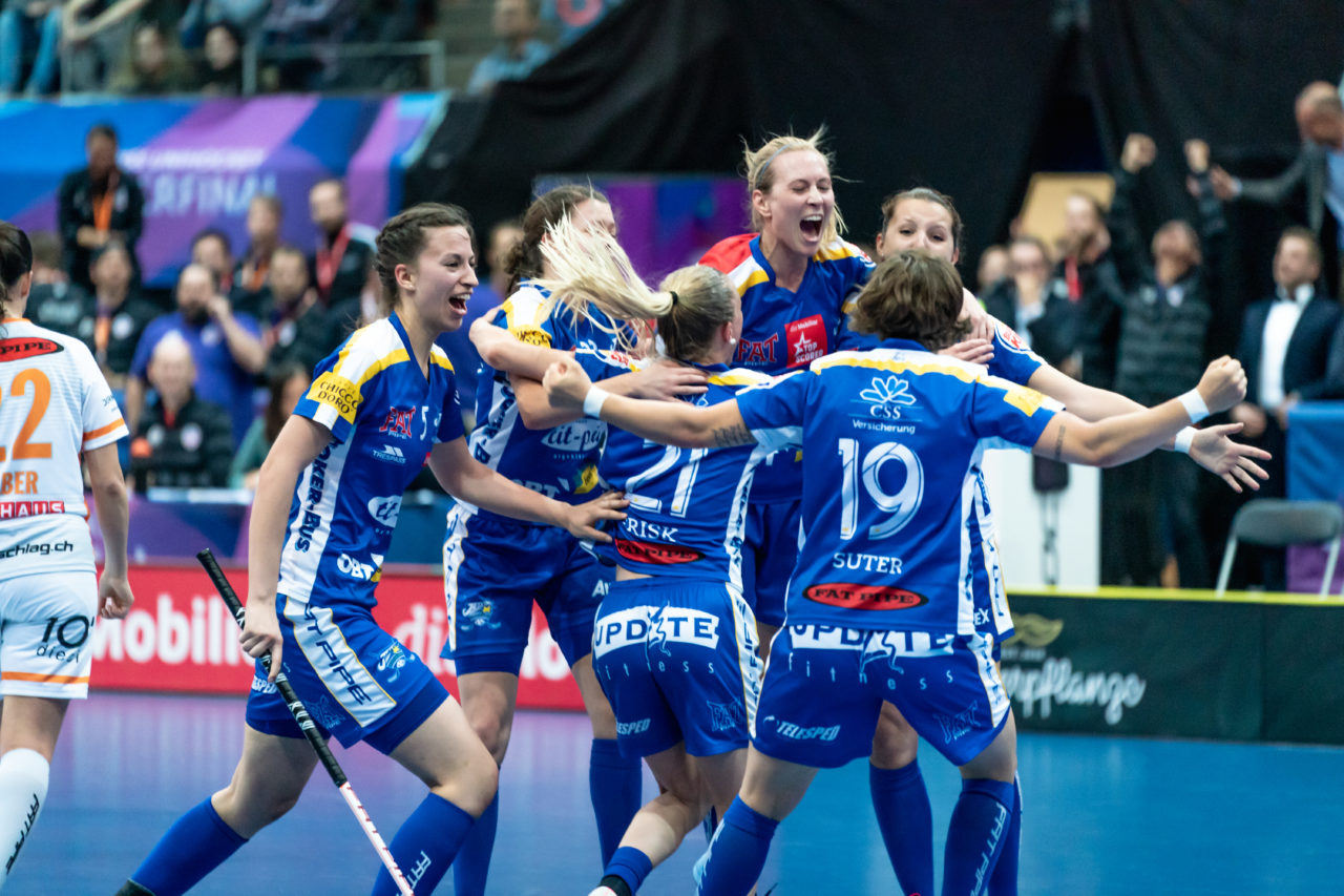 SWISS Arena (Kloten), 27.04.2019, Unihockey Damen NLA Superfinal, piranha chur - Kloten-Dietlikon Jets, Jubel über den Meistertitel
(Claudio Schwarz, unihockey-fotos.ch)
Copyright: Claudio Schwarz, unihockey-fotos.ch – Dieses Bild wurde durch swiss unihockey lizenziert und darf ausschliesslich auf den Online-Kanälen von swiss unihockey verwendet werden. Die redaktionelle oder kommerzielle Nutzung durch Dritte (Medien, Vereine, Unternehmen oder Privatpersonen) per Download von diesem flickr-Account ist ausgeschlossen. Das Bild kann bei Interesse via unihockey-fotos.ch kostenpflichtig lizenziert werden. unihockey-fotos.ch behält sich vor, fehlbaren Medien, Vereinen, Unternehmen oder Privatpersonen Bilder mit einem Zuschlag in Rechnung zu stellen.