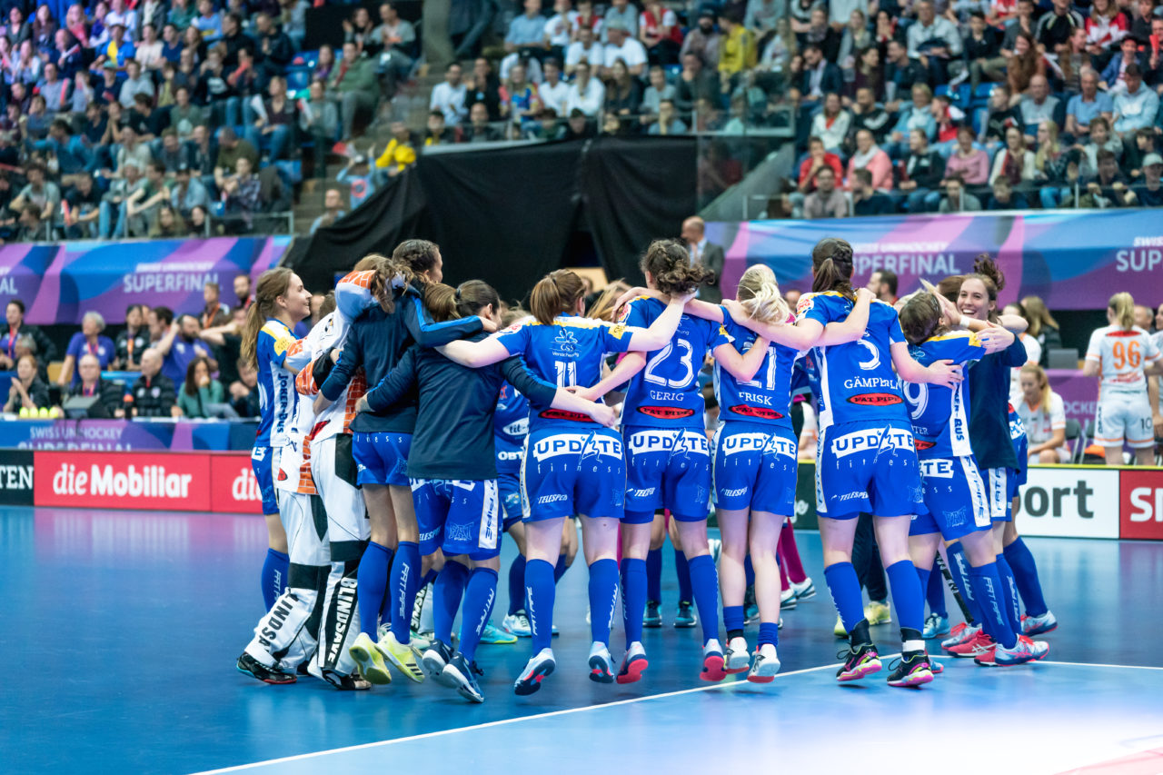 SWISS Arena (Kloten), 27.04.2019, Unihockey Damen NLA Superfinal, piranha chur - Kloten-Dietlikon Jets, Jubel über den Meistertitel
(Claudio Schwarz, unihockey-fotos.ch)
Copyright: Claudio Schwarz, unihockey-fotos.ch – Dieses Bild wurde durch swiss unihockey lizenziert und darf ausschliesslich auf den Online-Kanälen von swiss unihockey verwendet werden. Die redaktionelle oder kommerzielle Nutzung durch Dritte (Medien, Vereine, Unternehmen oder Privatpersonen) per Download von diesem flickr-Account ist ausgeschlossen. Das Bild kann bei Interesse via unihockey-fotos.ch kostenpflichtig lizenziert werden. unihockey-fotos.ch behält sich vor, fehlbaren Medien, Vereinen, Unternehmen oder Privatpersonen Bilder mit einem Zuschlag in Rechnung zu stellen.