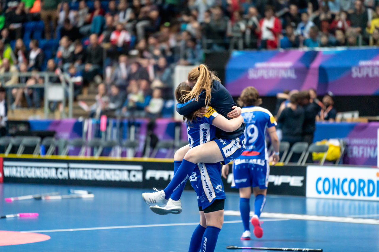 SWISS Arena (Kloten), 27.04.2019, Unihockey Damen NLA Superfinal, piranha chur - Kloten-Dietlikon Jets, Jubel über den Meistertitel
(Claudio Schwarz, unihockey-fotos.ch)
Copyright: Claudio Schwarz, unihockey-fotos.ch – Dieses Bild wurde durch swiss unihockey lizenziert und darf ausschliesslich auf den Online-Kanälen von swiss unihockey verwendet werden. Die redaktionelle oder kommerzielle Nutzung durch Dritte (Medien, Vereine, Unternehmen oder Privatpersonen) per Download von diesem flickr-Account ist ausgeschlossen. Das Bild kann bei Interesse via unihockey-fotos.ch kostenpflichtig lizenziert werden. unihockey-fotos.ch behält sich vor, fehlbaren Medien, Vereinen, Unternehmen oder Privatpersonen Bilder mit einem Zuschlag in Rechnung zu stellen.