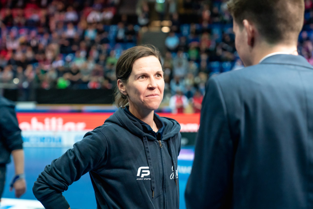 SWISS Arena (Kloten), 27.04.2019, Unihockey Damen NLA Superfinal, piranha chur - Kloten-Dietlikon Jets, Simone Berner beim Siegerinterview
(Claudio Schwarz, unihockey-fotos.ch)
Copyright: Claudio Schwarz, unihockey-fotos.ch – Dieses Bild wurde durch swiss unihockey lizenziert und darf ausschliesslich auf den Online-Kanälen von swiss unihockey verwendet werden. Die redaktionelle oder kommerzielle Nutzung durch Dritte (Medien, Vereine, Unternehmen oder Privatpersonen) per Download von diesem flickr-Account ist ausgeschlossen. Das Bild kann bei Interesse via unihockey-fotos.ch kostenpflichtig lizenziert werden. unihockey-fotos.ch behält sich vor, fehlbaren Medien, Vereinen, Unternehmen oder Privatpersonen Bilder mit einem Zuschlag in Rechnung zu stellen.