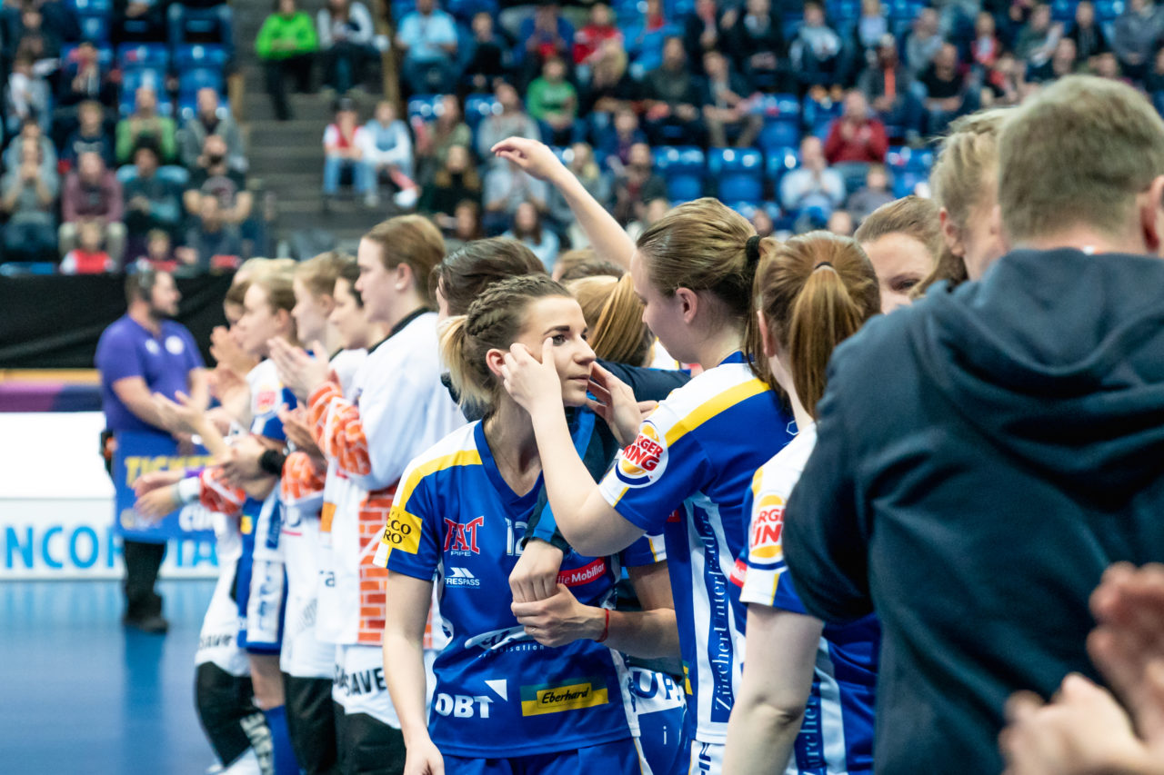 SWISS Arena (Kloten), 27.04.2019, Unihockey Damen NLA Superfinal, piranha chur - Kloten-Dietlikon Jets, Tanja Stella (Nr. 56, Kloten-Dietlikon Jets) wischt Katarína Klapitová (Nr. 12, Kloten-Dietlikon Jets) die Tränen aus den Augen
(Claudio Schwarz, unihockey-fotos.ch)
Copyright: Claudio Schwarz, unihockey-fotos.ch – Dieses Bild wurde durch swiss unihockey lizenziert und darf ausschliesslich auf den Online-Kanälen von swiss unihockey verwendet werden. Die redaktionelle oder kommerzielle Nutzung durch Dritte (Medien, Vereine, Unternehmen oder Privatpersonen) per Download von diesem flickr-Account ist ausgeschlossen. Das Bild kann bei Interesse via unihockey-fotos.ch kostenpflichtig lizenziert werden. unihockey-fotos.ch behält sich vor, fehlbaren Medien, Vereinen, Unternehmen oder Privatpersonen Bilder mit einem Zuschlag in Rechnung zu stellen.