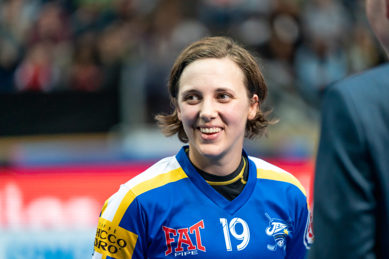 SWISS Arena (Kloten), 27.04.2019, Unihockey Damen NLA Superfinal, piranha chur - Kloten-Dietlikon Jets, Julia Suter (Nr. 19, Kloten-Dietlikon Jets) beim Siegerinterview
(Claudio Schwarz, unihockey-fotos.ch)
Copyright: Claudio Schwarz, unihockey-fotos.ch – Dieses Bild wurde durch swiss unihockey lizenziert und darf ausschliesslich auf den Online-Kanälen von swiss unihockey verwendet werden. Die redaktionelle oder kommerzielle Nutzung durch Dritte (Medien, Vereine, Unternehmen oder Privatpersonen) per Download von diesem flickr-Account ist ausgeschlossen. Das Bild kann bei Interesse via unihockey-fotos.ch kostenpflichtig lizenziert werden. unihockey-fotos.ch behält sich vor, fehlbaren Medien, Vereinen, Unternehmen oder Privatpersonen Bilder mit einem Zuschlag in Rechnung zu stellen.