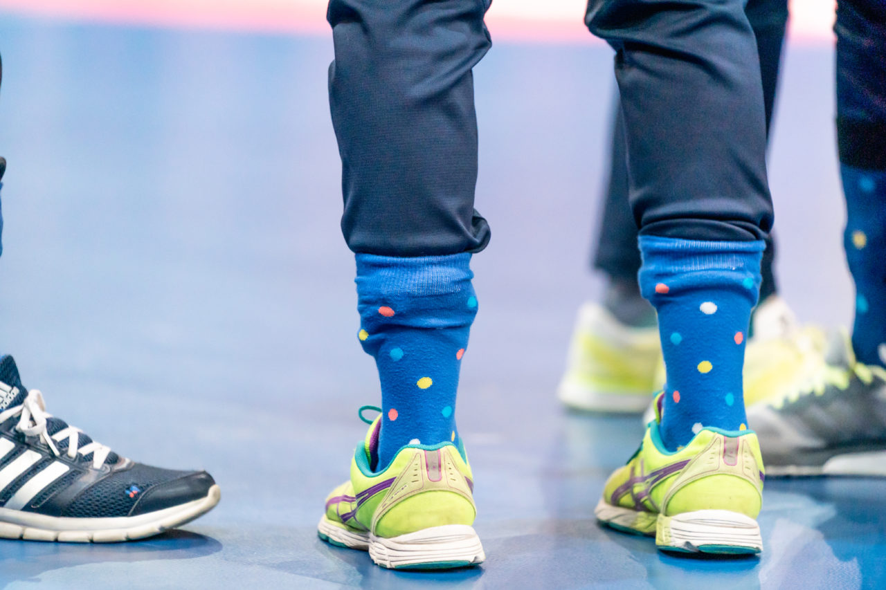 SWISS Arena (Kloten), 27.04.2019, Unihockey Damen NLA Superfinal, piranha chur - Kloten-Dietlikon Jets, Stylische Socken beim Jets Staff
(Claudio Schwarz, unihockey-fotos.ch)
Copyright: Claudio Schwarz, unihockey-fotos.ch – Dieses Bild wurde durch swiss unihockey lizenziert und darf ausschliesslich auf den Online-Kanälen von swiss unihockey verwendet werden. Die redaktionelle oder kommerzielle Nutzung durch Dritte (Medien, Vereine, Unternehmen oder Privatpersonen) per Download von diesem flickr-Account ist ausgeschlossen. Das Bild kann bei Interesse via unihockey-fotos.ch kostenpflichtig lizenziert werden. unihockey-fotos.ch behält sich vor, fehlbaren Medien, Vereinen, Unternehmen oder Privatpersonen Bilder mit einem Zuschlag in Rechnung zu stellen.