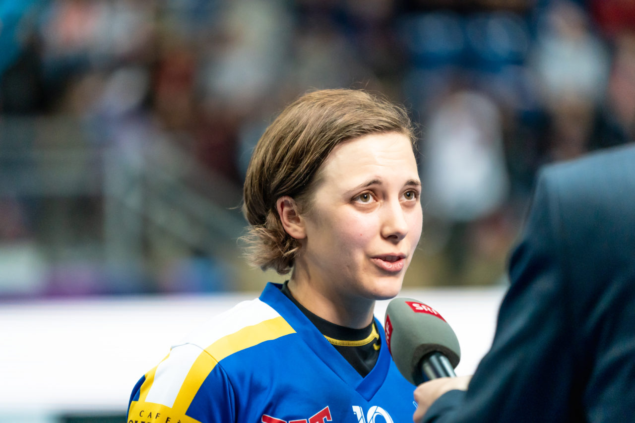 SWISS Arena (Kloten), 27.04.2019, Unihockey Damen NLA Superfinal, piranha chur - Kloten-Dietlikon Jets, Julia Suter (Nr. 19, Kloten-Dietlikon Jets) beim Siegerinterview
(Claudio Schwarz, unihockey-fotos.ch)
Copyright: Claudio Schwarz, unihockey-fotos.ch – Dieses Bild wurde durch swiss unihockey lizenziert und darf ausschliesslich auf den Online-Kanälen von swiss unihockey verwendet werden. Die redaktionelle oder kommerzielle Nutzung durch Dritte (Medien, Vereine, Unternehmen oder Privatpersonen) per Download von diesem flickr-Account ist ausgeschlossen. Das Bild kann bei Interesse via unihockey-fotos.ch kostenpflichtig lizenziert werden. unihockey-fotos.ch behält sich vor, fehlbaren Medien, Vereinen, Unternehmen oder Privatpersonen Bilder mit einem Zuschlag in Rechnung zu stellen.