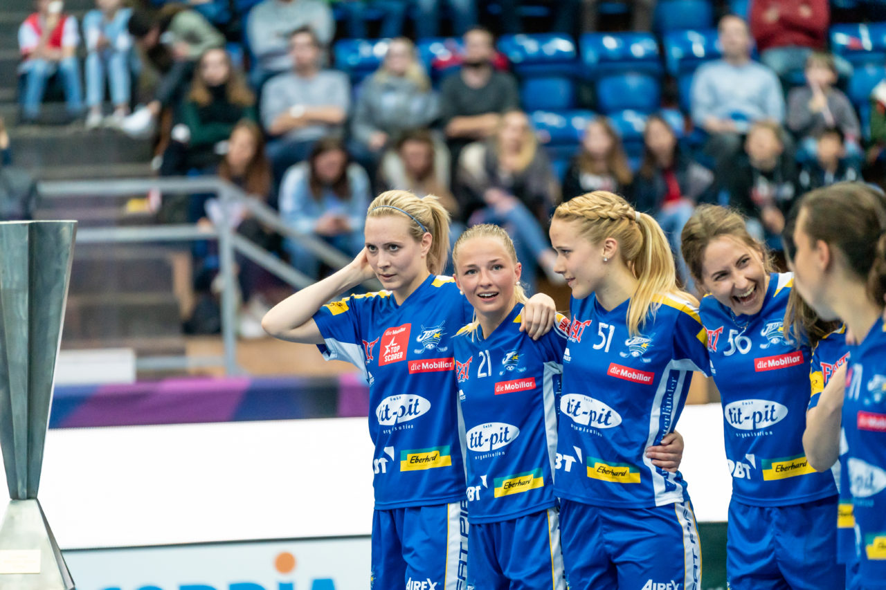 SWISS Arena (Kloten), 27.04.2019, Unihockey Damen NLA Superfinal, piranha chur - Kloten-Dietlikon Jets, Meister 2019 Kloten-Dietlikon Jets
(Claudio Schwarz, unihockey-fotos.ch)
Copyright: Claudio Schwarz, unihockey-fotos.ch – Dieses Bild wurde durch swiss unihockey lizenziert und darf ausschliesslich auf den Online-Kanälen von swiss unihockey verwendet werden. Die redaktionelle oder kommerzielle Nutzung durch Dritte (Medien, Vereine, Unternehmen oder Privatpersonen) per Download von diesem flickr-Account ist ausgeschlossen. Das Bild kann bei Interesse via unihockey-fotos.ch kostenpflichtig lizenziert werden. unihockey-fotos.ch behält sich vor, fehlbaren Medien, Vereinen, Unternehmen oder Privatpersonen Bilder mit einem Zuschlag in Rechnung zu stellen.