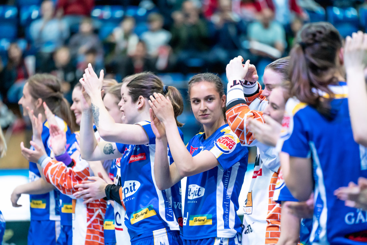 SWISS Arena (Kloten), 27.04.2019, Unihockey Damen NLA Superfinal, piranha chur - Kloten-Dietlikon Jets, Meister 2019 Kloten-Dietlikon Jets
(Claudio Schwarz, unihockey-fotos.ch)
Copyright: Claudio Schwarz, unihockey-fotos.ch – Dieses Bild wurde durch swiss unihockey lizenziert und darf ausschliesslich auf den Online-Kanälen von swiss unihockey verwendet werden. Die redaktionelle oder kommerzielle Nutzung durch Dritte (Medien, Vereine, Unternehmen oder Privatpersonen) per Download von diesem flickr-Account ist ausgeschlossen. Das Bild kann bei Interesse via unihockey-fotos.ch kostenpflichtig lizenziert werden. unihockey-fotos.ch behält sich vor, fehlbaren Medien, Vereinen, Unternehmen oder Privatpersonen Bilder mit einem Zuschlag in Rechnung zu stellen.