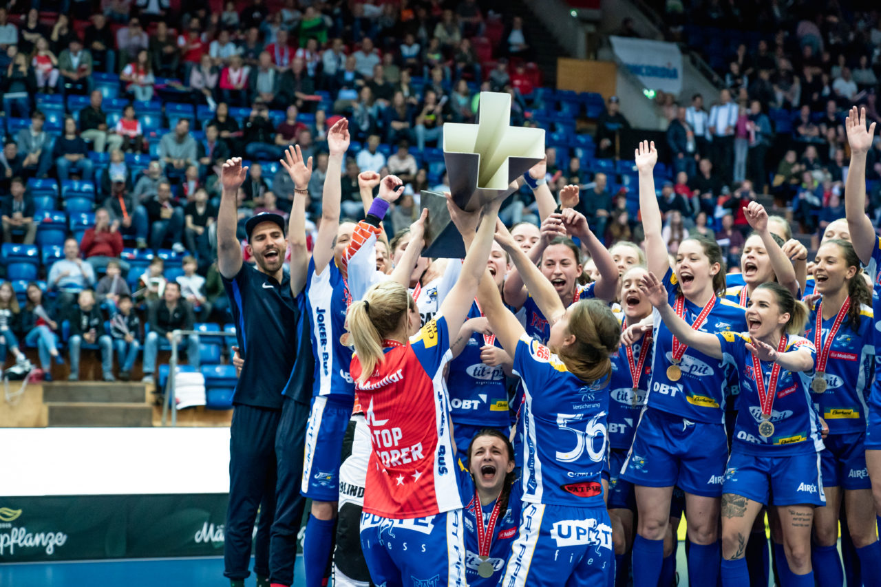 SWISS Arena (Kloten), 27.04.2019, Unihockey Damen NLA Superfinal, piranha chur - Kloten-Dietlikon Jets, Michelle Wiki (Nr. 6, Kloten-Dietlikon Jets) & Tanja Stella (Nr. 56, Kloten-Dietlikon Jets) heben den Pokal in die Höhe
(Claudio Schwarz, unihockey-fotos.ch)
Copyright: Claudio Schwarz, unihockey-fotos.ch – Dieses Bild wurde durch swiss unihockey lizenziert und darf ausschliesslich auf den Online-Kanälen von swiss unihockey verwendet werden. Die redaktionelle oder kommerzielle Nutzung durch Dritte (Medien, Vereine, Unternehmen oder Privatpersonen) per Download von diesem flickr-Account ist ausgeschlossen. Das Bild kann bei Interesse via unihockey-fotos.ch kostenpflichtig lizenziert werden. unihockey-fotos.ch behält sich vor, fehlbaren Medien, Vereinen, Unternehmen oder Privatpersonen Bilder mit einem Zuschlag in Rechnung zu stellen.