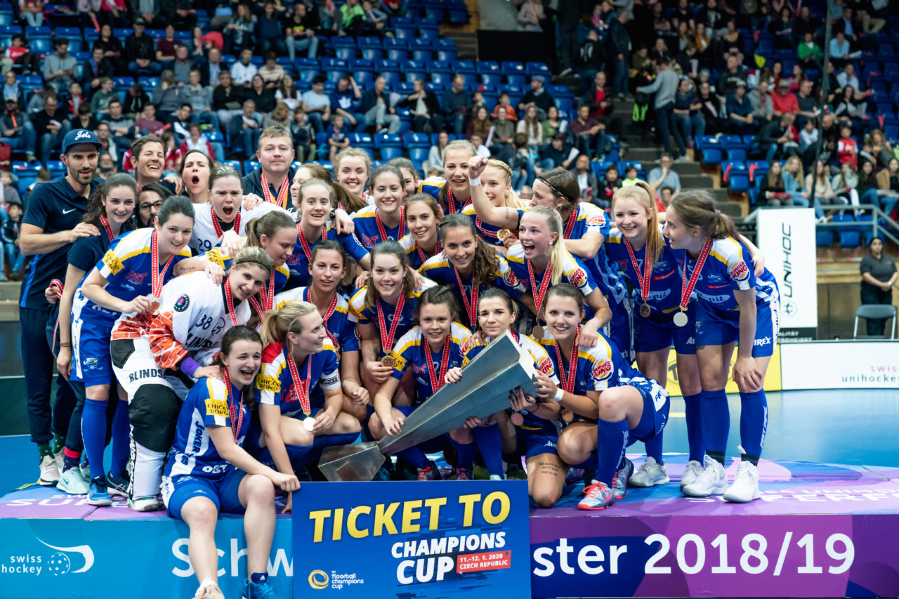 SWISS Arena (Kloten), 27.04.2019, Unihockey Damen NLA Superfinal, piranha chur - Kloten-Dietlikon Jets, Meister 2019 Kloten-Dietlikon Jets
(Claudio Schwarz, unihockey-fotos.ch)
Copyright: Claudio Schwarz, unihockey-fotos.ch – Dieses Bild wurde durch swiss unihockey lizenziert und darf ausschliesslich auf den Online-Kanälen von swiss unihockey verwendet werden. Die redaktionelle oder kommerzielle Nutzung durch Dritte (Medien, Vereine, Unternehmen oder Privatpersonen) per Download von diesem flickr-Account ist ausgeschlossen. Das Bild kann bei Interesse via unihockey-fotos.ch kostenpflichtig lizenziert werden. unihockey-fotos.ch behält sich vor, fehlbaren Medien, Vereinen, Unternehmen oder Privatpersonen Bilder mit einem Zuschlag in Rechnung zu stellen.