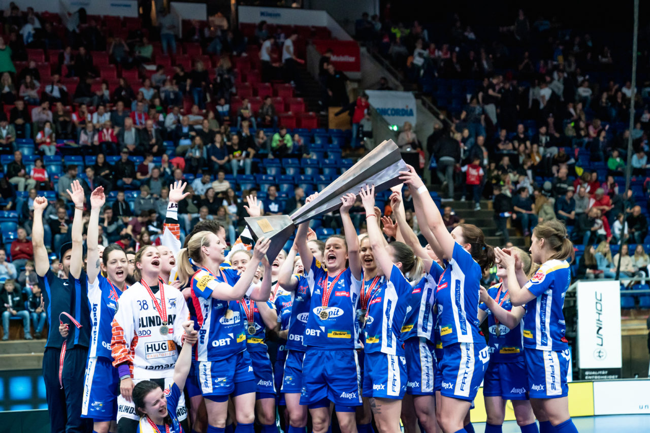 SWISS Arena (Kloten), 27.04.2019, Unihockey Damen NLA Superfinal, piranha chur - Kloten-Dietlikon Jets, Meister 2019 Kloten-Dietlikon Jets
(Claudio Schwarz, unihockey-fotos.ch)
Copyright: Claudio Schwarz, unihockey-fotos.ch – Dieses Bild wurde durch swiss unihockey lizenziert und darf ausschliesslich auf den Online-Kanälen von swiss unihockey verwendet werden. Die redaktionelle oder kommerzielle Nutzung durch Dritte (Medien, Vereine, Unternehmen oder Privatpersonen) per Download von diesem flickr-Account ist ausgeschlossen. Das Bild kann bei Interesse via unihockey-fotos.ch kostenpflichtig lizenziert werden. unihockey-fotos.ch behält sich vor, fehlbaren Medien, Vereinen, Unternehmen oder Privatpersonen Bilder mit einem Zuschlag in Rechnung zu stellen.