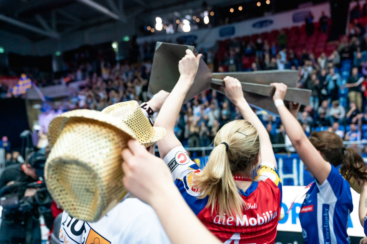 SWISS Arena (Kloten), 27.04.2019, Unihockey Damen NLA Superfinal, piranha chur - Kloten-Dietlikon Jets, Meister 2019 Kloten-Dietlikon Jets
(Claudio Schwarz, unihockey-fotos.ch)
Copyright: Claudio Schwarz, unihockey-fotos.ch – Dieses Bild wurde durch swiss unihockey lizenziert und darf ausschliesslich auf den Online-Kanälen von swiss unihockey verwendet werden. Die redaktionelle oder kommerzielle Nutzung durch Dritte (Medien, Vereine, Unternehmen oder Privatpersonen) per Download von diesem flickr-Account ist ausgeschlossen. Das Bild kann bei Interesse via unihockey-fotos.ch kostenpflichtig lizenziert werden. unihockey-fotos.ch behält sich vor, fehlbaren Medien, Vereinen, Unternehmen oder Privatpersonen Bilder mit einem Zuschlag in Rechnung zu stellen.
