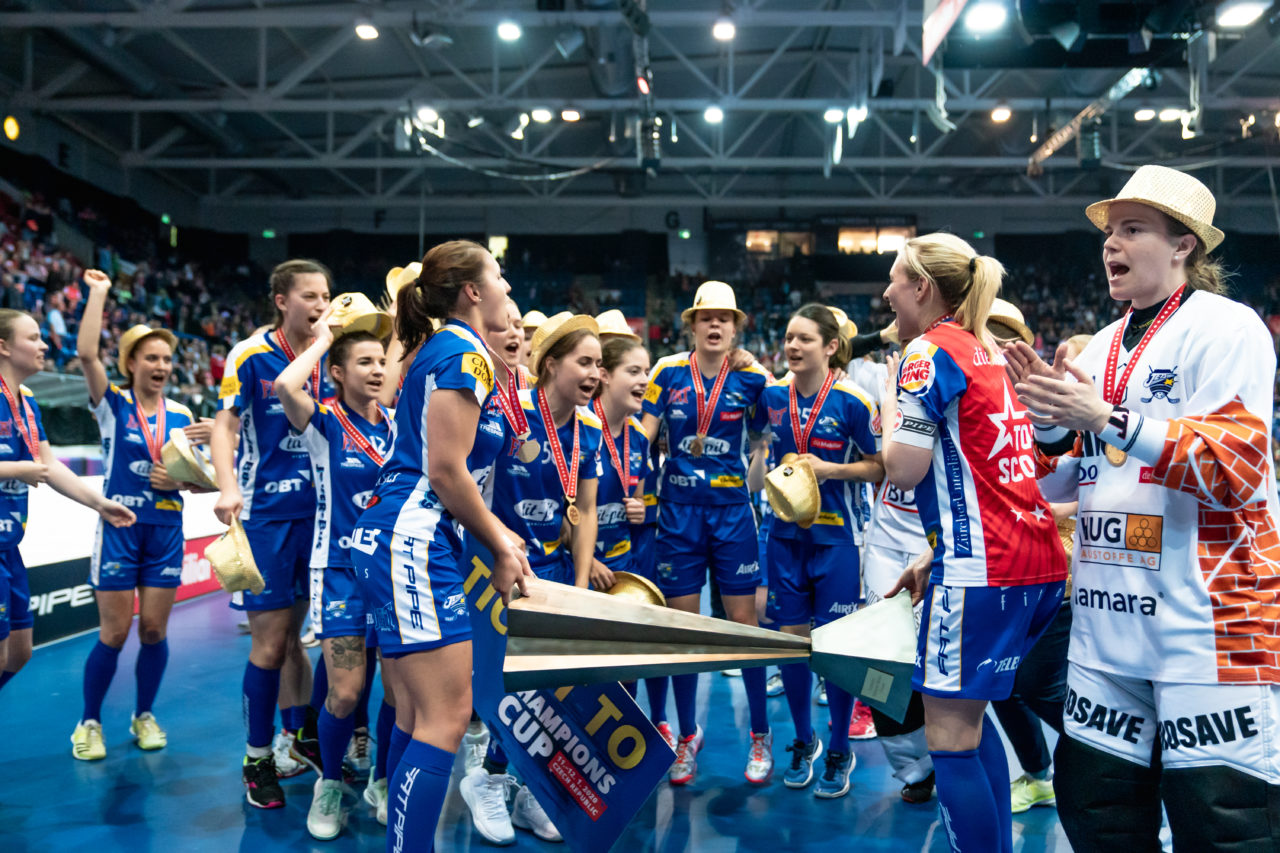 SWISS Arena (Kloten), 27.04.2019, Unihockey Damen NLA Superfinal, piranha chur - Kloten-Dietlikon Jets, Meister 2019 Kloten-Dietlikon Jets
(Claudio Schwarz, unihockey-fotos.ch)
Copyright: Claudio Schwarz, unihockey-fotos.ch – Dieses Bild wurde durch swiss unihockey lizenziert und darf ausschliesslich auf den Online-Kanälen von swiss unihockey verwendet werden. Die redaktionelle oder kommerzielle Nutzung durch Dritte (Medien, Vereine, Unternehmen oder Privatpersonen) per Download von diesem flickr-Account ist ausgeschlossen. Das Bild kann bei Interesse via unihockey-fotos.ch kostenpflichtig lizenziert werden. unihockey-fotos.ch behält sich vor, fehlbaren Medien, Vereinen, Unternehmen oder Privatpersonen Bilder mit einem Zuschlag in Rechnung zu stellen.
