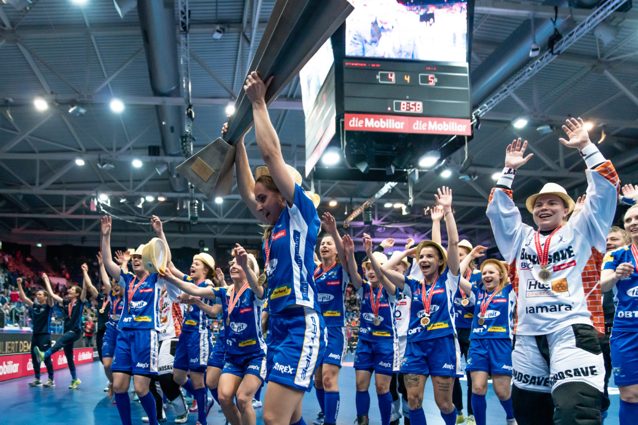 SWISS Arena (Kloten), 27.04.2019, Unihockey Damen NLA Superfinal, piranha chur - Kloten-Dietlikon Jets, Meister 2019 Kloten-Dietlikon Jets
(Claudio Schwarz, unihockey-fotos.ch)
Copyright: Claudio Schwarz, unihockey-fotos.ch – Dieses Bild wurde durch swiss unihockey lizenziert und darf ausschliesslich auf den Online-Kanälen von swiss unihockey verwendet werden. Die redaktionelle oder kommerzielle Nutzung durch Dritte (Medien, Vereine, Unternehmen oder Privatpersonen) per Download von diesem flickr-Account ist ausgeschlossen. Das Bild kann bei Interesse via unihockey-fotos.ch kostenpflichtig lizenziert werden. unihockey-fotos.ch behält sich vor, fehlbaren Medien, Vereinen, Unternehmen oder Privatpersonen Bilder mit einem Zuschlag in Rechnung zu stellen.