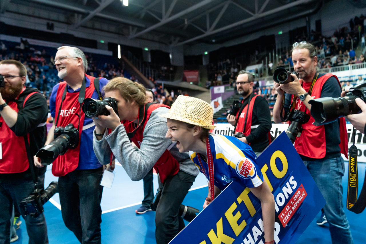 SWISS Arena (Kloten), 27.04.2019, Unihockey Damen NLA Superfinal, piranha chur - Kloten-Dietlikon Jets, Katarína Klapitová (Nr. 12, Kloten-Dietlikon Jets) mit dem Ticket nach Ostrava
(Claudio Schwarz, unihockey-fotos.ch)
Copyright: Claudio Schwarz, unihockey-fotos.ch – Dieses Bild wurde durch swiss unihockey lizenziert und darf ausschliesslich auf den Online-Kanälen von swiss unihockey verwendet werden. Die redaktionelle oder kommerzielle Nutzung durch Dritte (Medien, Vereine, Unternehmen oder Privatpersonen) per Download von diesem flickr-Account ist ausgeschlossen. Das Bild kann bei Interesse via unihockey-fotos.ch kostenpflichtig lizenziert werden. unihockey-fotos.ch behält sich vor, fehlbaren Medien, Vereinen, Unternehmen oder Privatpersonen Bilder mit einem Zuschlag in Rechnung zu stellen.