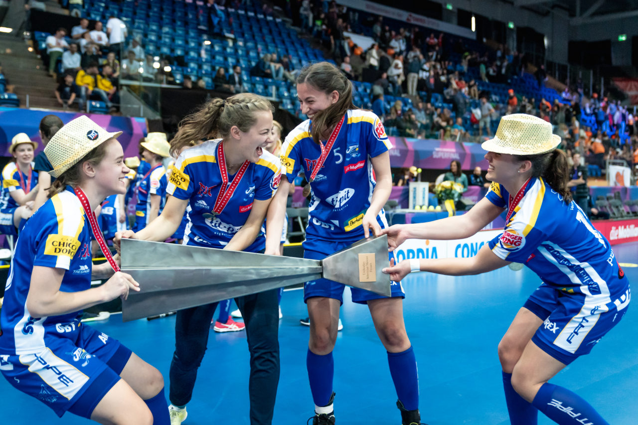 SWISS Arena (Kloten), 27.04.2019, Unihockey Damen NLA Superfinal, piranha chur - Kloten-Dietlikon Jets, Kassandra Luck (Nr. 18, Kloten-Dietlikon Jets) und Linda Pedrazzoli (Nr. 13, Kloten-Dietlikon Jets) streiten sich um den Pokal
(Claudio Schwarz, unihockey-fotos.ch)
Copyright: Claudio Schwarz, unihockey-fotos.ch – Dieses Bild wurde durch swiss unihockey lizenziert und darf ausschliesslich auf den Online-Kanälen von swiss unihockey verwendet werden. Die redaktionelle oder kommerzielle Nutzung durch Dritte (Medien, Vereine, Unternehmen oder Privatpersonen) per Download von diesem flickr-Account ist ausgeschlossen. Das Bild kann bei Interesse via unihockey-fotos.ch kostenpflichtig lizenziert werden. unihockey-fotos.ch behält sich vor, fehlbaren Medien, Vereinen, Unternehmen oder Privatpersonen Bilder mit einem Zuschlag in Rechnung zu stellen.