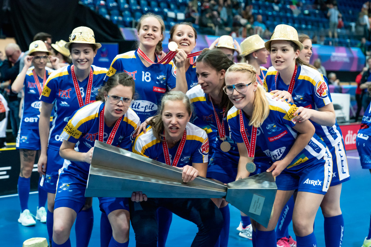 SWISS Arena (Kloten), 27.04.2019, Unihockey Damen NLA Superfinal, piranha chur - Kloten-Dietlikon Jets, Meister 2019 Kloten-Dietlikon Jets
(Claudio Schwarz, unihockey-fotos.ch)
Copyright: Claudio Schwarz, unihockey-fotos.ch – Dieses Bild wurde durch swiss unihockey lizenziert und darf ausschliesslich auf den Online-Kanälen von swiss unihockey verwendet werden. Die redaktionelle oder kommerzielle Nutzung durch Dritte (Medien, Vereine, Unternehmen oder Privatpersonen) per Download von diesem flickr-Account ist ausgeschlossen. Das Bild kann bei Interesse via unihockey-fotos.ch kostenpflichtig lizenziert werden. unihockey-fotos.ch behält sich vor, fehlbaren Medien, Vereinen, Unternehmen oder Privatpersonen Bilder mit einem Zuschlag in Rechnung zu stellen.