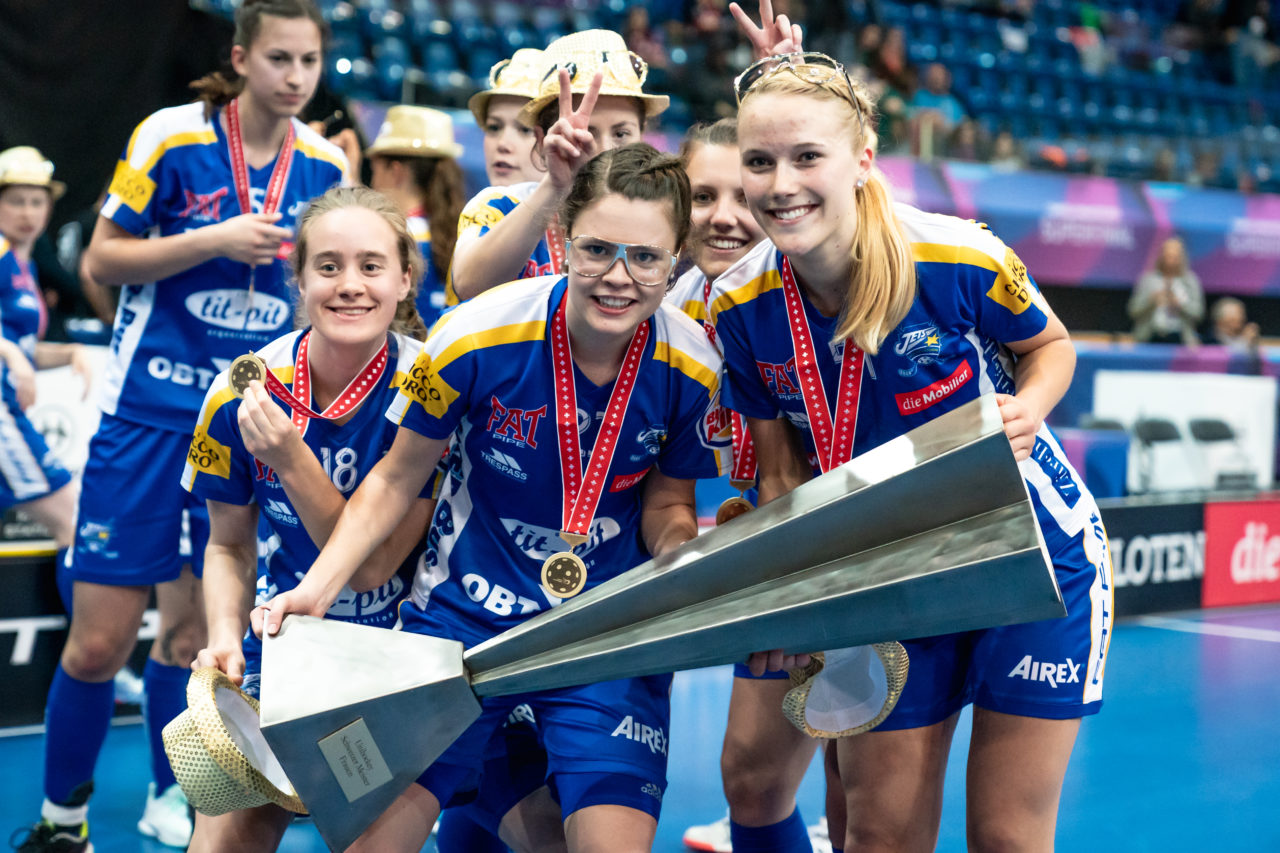 SWISS Arena (Kloten), 27.04.2019, Unihockey Damen NLA Superfinal, piranha chur - Kloten-Dietlikon Jets, Meister 2019 Kloten-Dietlikon Jets
(Claudio Schwarz, unihockey-fotos.ch)
Copyright: Claudio Schwarz, unihockey-fotos.ch – Dieses Bild wurde durch swiss unihockey lizenziert und darf ausschliesslich auf den Online-Kanälen von swiss unihockey verwendet werden. Die redaktionelle oder kommerzielle Nutzung durch Dritte (Medien, Vereine, Unternehmen oder Privatpersonen) per Download von diesem flickr-Account ist ausgeschlossen. Das Bild kann bei Interesse via unihockey-fotos.ch kostenpflichtig lizenziert werden. unihockey-fotos.ch behält sich vor, fehlbaren Medien, Vereinen, Unternehmen oder Privatpersonen Bilder mit einem Zuschlag in Rechnung zu stellen.