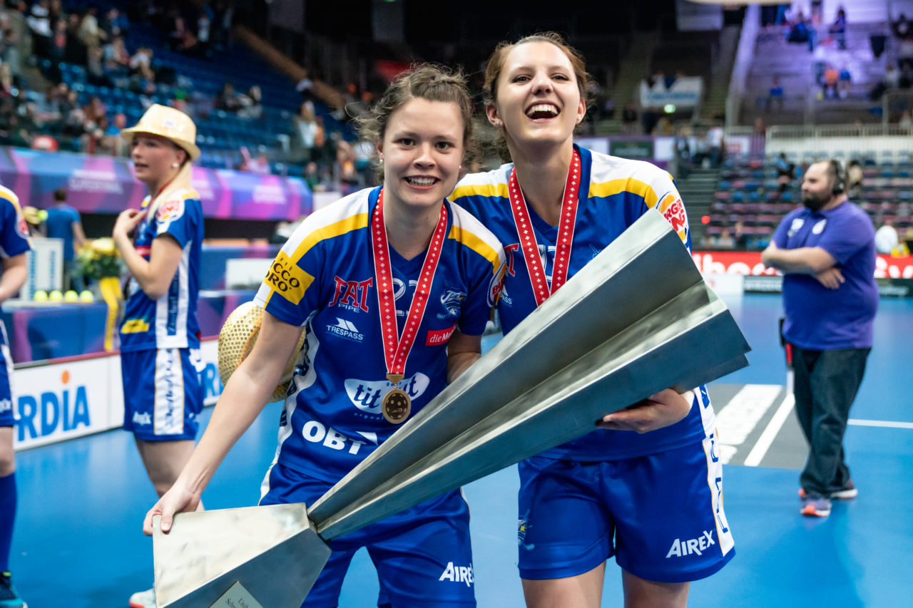 SWISS Arena (Kloten), 27.04.2019, Unihockey Damen NLA Superfinal, piranha chur - Kloten-Dietlikon Jets, Isabelle Gerig (Nr. 23, Kloten-Dietlikon Jets) und Linda Pedrazzoli (Nr. 13, Kloten-Dietlikon Jets) mit dem Pokal
(Claudio Schwarz, unihockey-fotos.ch)
Copyright: Claudio Schwarz, unihockey-fotos.ch – Dieses Bild wurde durch swiss unihockey lizenziert und darf ausschliesslich auf den Online-Kanälen von swiss unihockey verwendet werden. Die redaktionelle oder kommerzielle Nutzung durch Dritte (Medien, Vereine, Unternehmen oder Privatpersonen) per Download von diesem flickr-Account ist ausgeschlossen. Das Bild kann bei Interesse via unihockey-fotos.ch kostenpflichtig lizenziert werden. unihockey-fotos.ch behält sich vor, fehlbaren Medien, Vereinen, Unternehmen oder Privatpersonen Bilder mit einem Zuschlag in Rechnung zu stellen.
