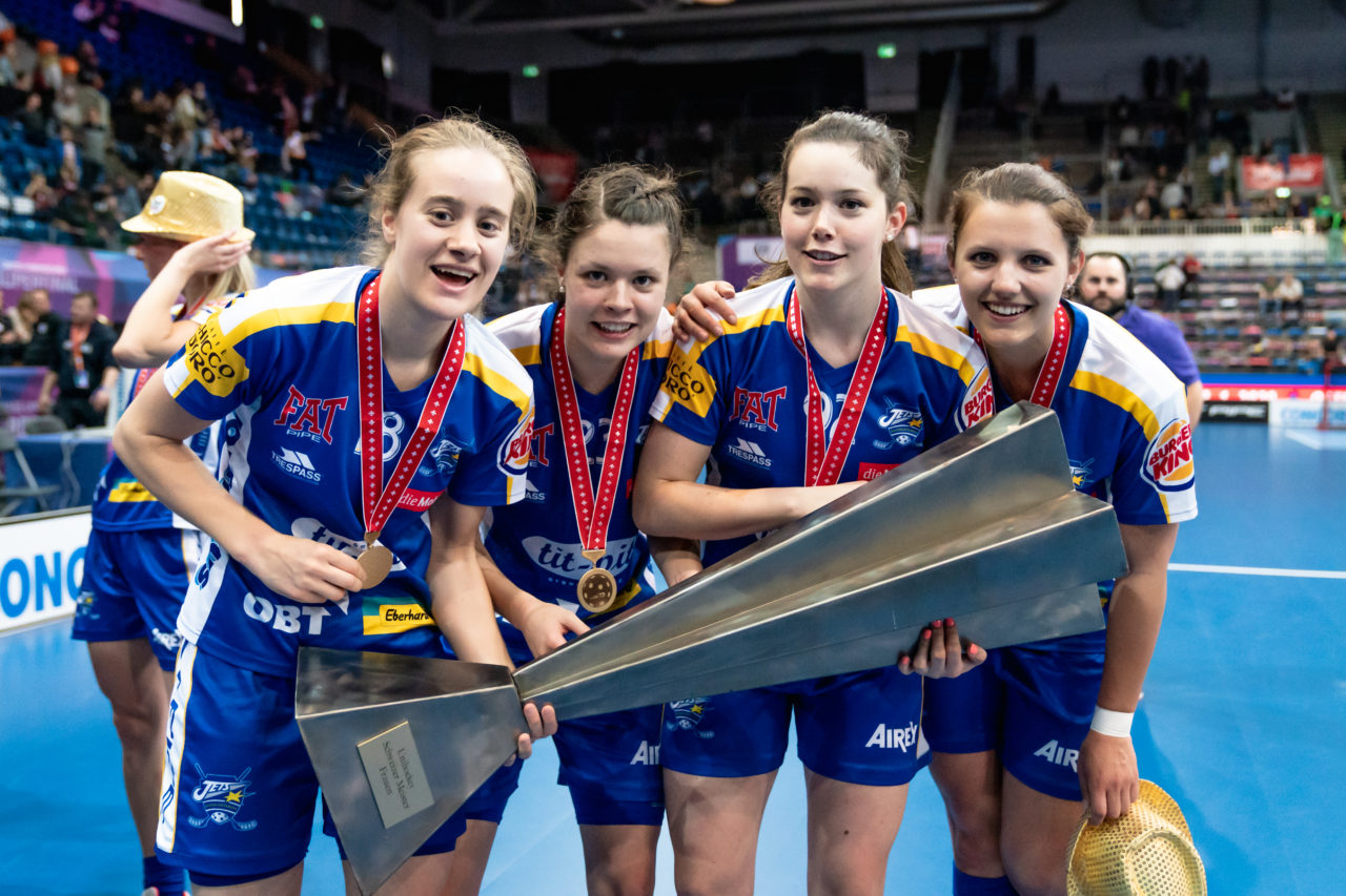 SWISS Arena (Kloten), 27.04.2019, Unihockey Damen NLA Superfinal, piranha chur - Kloten-Dietlikon Jets, Meister 2019 Kloten-Dietlikon Jets
(Claudio Schwarz, unihockey-fotos.ch)
Copyright: Claudio Schwarz, unihockey-fotos.ch – Dieses Bild wurde durch swiss unihockey lizenziert und darf ausschliesslich auf den Online-Kanälen von swiss unihockey verwendet werden. Die redaktionelle oder kommerzielle Nutzung durch Dritte (Medien, Vereine, Unternehmen oder Privatpersonen) per Download von diesem flickr-Account ist ausgeschlossen. Das Bild kann bei Interesse via unihockey-fotos.ch kostenpflichtig lizenziert werden. unihockey-fotos.ch behält sich vor, fehlbaren Medien, Vereinen, Unternehmen oder Privatpersonen Bilder mit einem Zuschlag in Rechnung zu stellen.