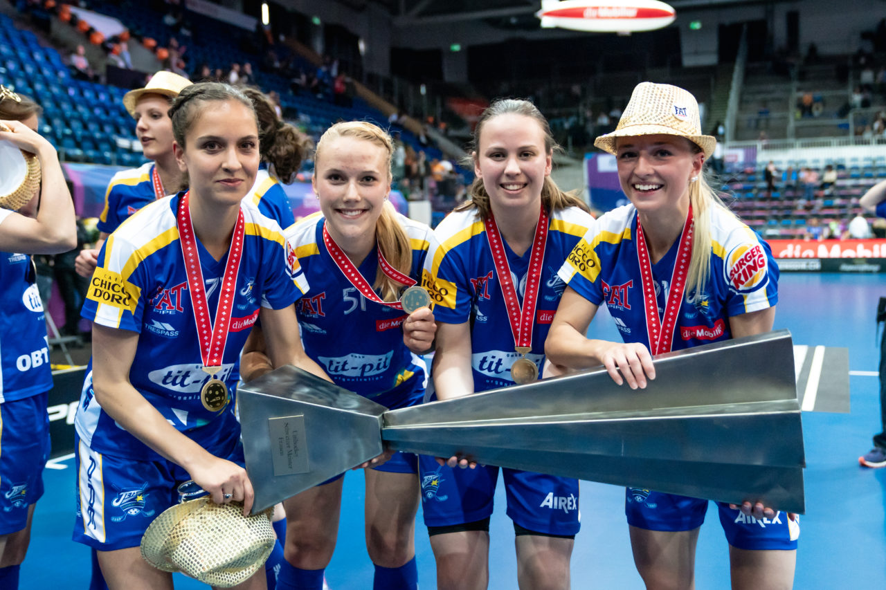 SWISS Arena (Kloten), 27.04.2019, Unihockey Damen NLA Superfinal, piranha chur - Kloten-Dietlikon Jets, Meister 2019 Kloten-Dietlikon Jets
(Claudio Schwarz, unihockey-fotos.ch)
Copyright: Claudio Schwarz, unihockey-fotos.ch – Dieses Bild wurde durch swiss unihockey lizenziert und darf ausschliesslich auf den Online-Kanälen von swiss unihockey verwendet werden. Die redaktionelle oder kommerzielle Nutzung durch Dritte (Medien, Vereine, Unternehmen oder Privatpersonen) per Download von diesem flickr-Account ist ausgeschlossen. Das Bild kann bei Interesse via unihockey-fotos.ch kostenpflichtig lizenziert werden. unihockey-fotos.ch behält sich vor, fehlbaren Medien, Vereinen, Unternehmen oder Privatpersonen Bilder mit einem Zuschlag in Rechnung zu stellen.