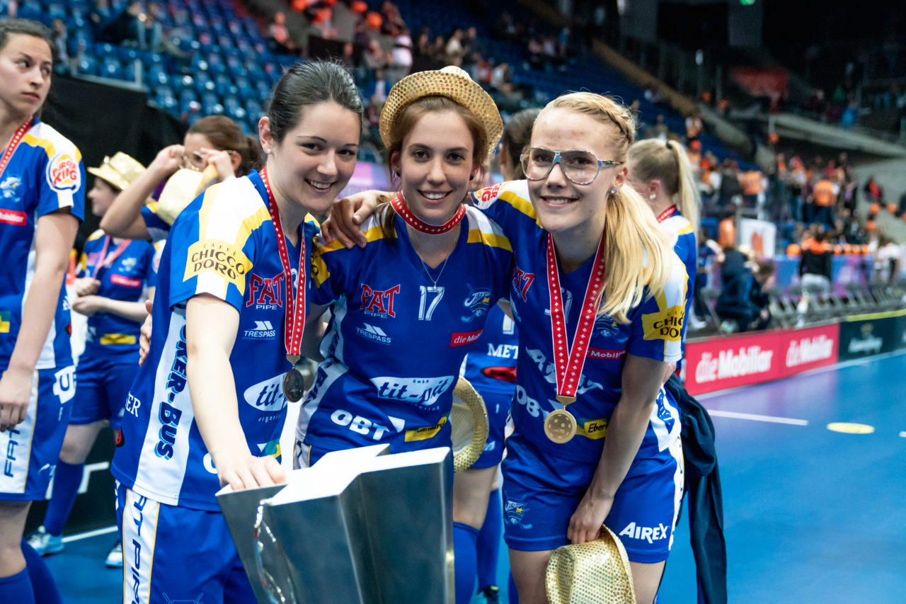 SWISS Arena (Kloten), 27.04.2019, Unihockey Damen NLA Superfinal, piranha chur - Kloten-Dietlikon Jets, Meister 2019 Kloten-Dietlikon Jets
(Claudio Schwarz, unihockey-fotos.ch)
Copyright: Claudio Schwarz, unihockey-fotos.ch – Dieses Bild wurde durch swiss unihockey lizenziert und darf ausschliesslich auf den Online-Kanälen von swiss unihockey verwendet werden. Die redaktionelle oder kommerzielle Nutzung durch Dritte (Medien, Vereine, Unternehmen oder Privatpersonen) per Download von diesem flickr-Account ist ausgeschlossen. Das Bild kann bei Interesse via unihockey-fotos.ch kostenpflichtig lizenziert werden. unihockey-fotos.ch behält sich vor, fehlbaren Medien, Vereinen, Unternehmen oder Privatpersonen Bilder mit einem Zuschlag in Rechnung zu stellen.