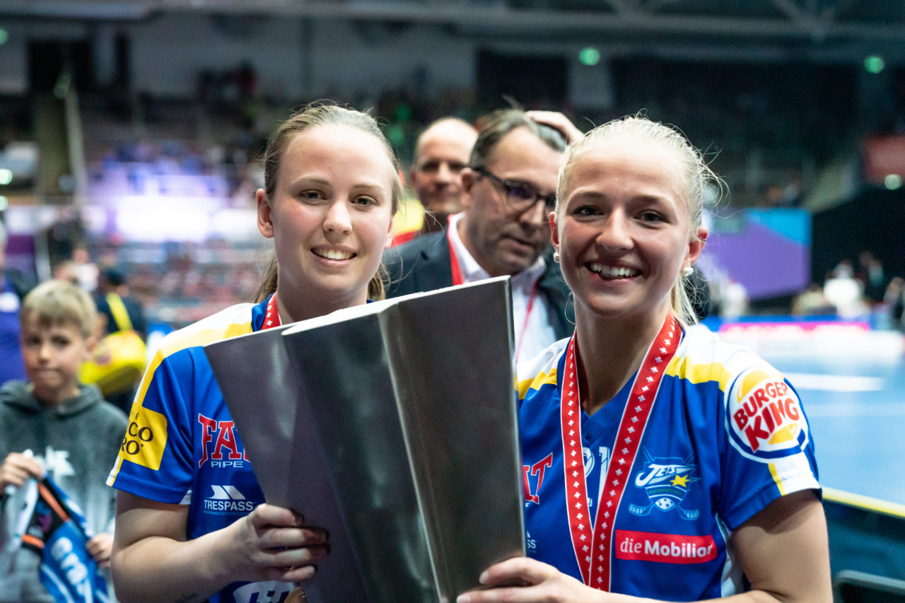 SWISS Arena (Kloten), 27.04.2019, Unihockey Damen NLA Superfinal, piranha chur - Kloten-Dietlikon Jets, Schweden Power bei den Jets, Ellenor Bengtsson (Nr. 96, Kloten-Dietlikon Jets) und Elsa Frisk (Nr. 21, Kloten-Dietlikon Jets)
(Claudio Schwarz, unihockey-fotos.ch)
Copyright: Claudio Schwarz, unihockey-fotos.ch – Dieses Bild wurde durch swiss unihockey lizenziert und darf ausschliesslich auf den Online-Kanälen von swiss unihockey verwendet werden. Die redaktionelle oder kommerzielle Nutzung durch Dritte (Medien, Vereine, Unternehmen oder Privatpersonen) per Download von diesem flickr-Account ist ausgeschlossen. Das Bild kann bei Interesse via unihockey-fotos.ch kostenpflichtig lizenziert werden. unihockey-fotos.ch behält sich vor, fehlbaren Medien, Vereinen, Unternehmen oder Privatpersonen Bilder mit einem Zuschlag in Rechnung zu stellen.
