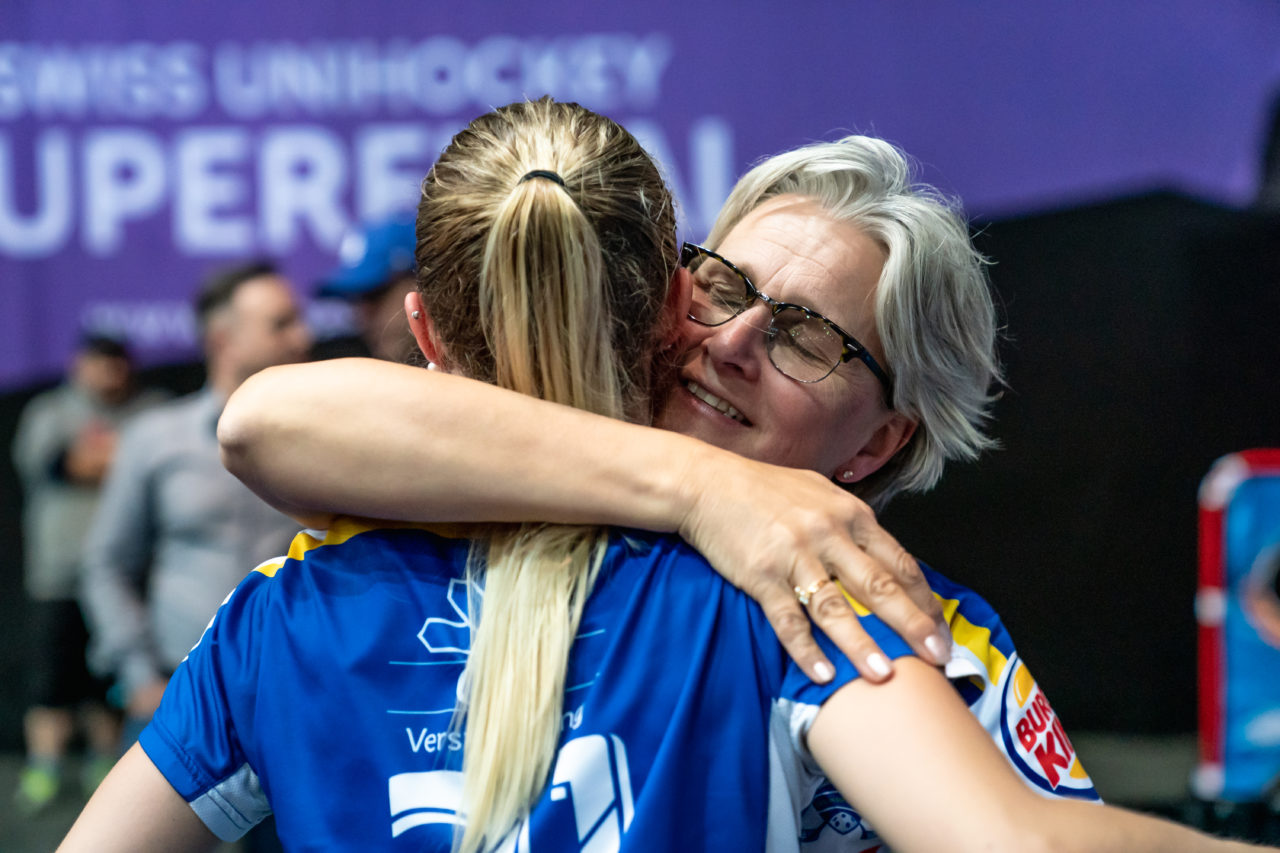 SWISS Arena (Kloten), 27.04.2019, Unihockey Damen NLA Superfinal, piranha chur - Kloten-Dietlikon Jets, die Mutter von Elsa Frisk (Nr. 21, Kloten-Dietlikon Jets) umarmt ihre Tochter
(Claudio Schwarz, unihockey-fotos.ch)
Copyright: Claudio Schwarz, unihockey-fotos.ch – Dieses Bild wurde durch swiss unihockey lizenziert und darf ausschliesslich auf den Online-Kanälen von swiss unihockey verwendet werden. Die redaktionelle oder kommerzielle Nutzung durch Dritte (Medien, Vereine, Unternehmen oder Privatpersonen) per Download von diesem flickr-Account ist ausgeschlossen. Das Bild kann bei Interesse via unihockey-fotos.ch kostenpflichtig lizenziert werden. unihockey-fotos.ch behält sich vor, fehlbaren Medien, Vereinen, Unternehmen oder Privatpersonen Bilder mit einem Zuschlag in Rechnung zu stellen.