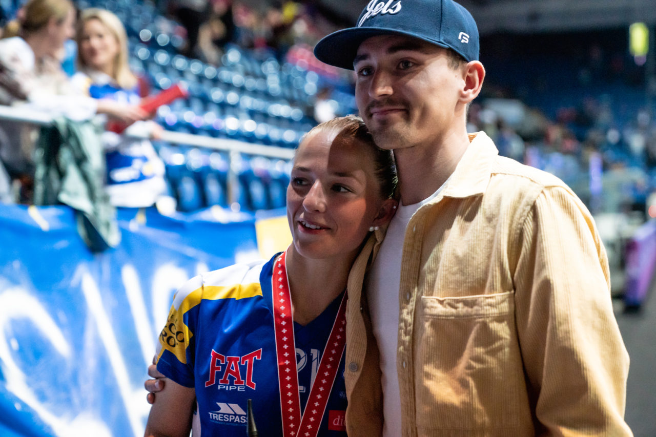 SWISS Arena (Kloten), 27.04.2019, Unihockey Damen NLA Superfinal, piranha chur - Kloten-Dietlikon Jets, Elsa Frisk (Nr. 21, Kloten-Dietlikon Jets) mit ihrem Freund Patrick Rokka
(Claudio Schwarz, unihockey-fotos.ch)
Copyright: Claudio Schwarz, unihockey-fotos.ch – Dieses Bild wurde durch swiss unihockey lizenziert und darf ausschliesslich auf den Online-Kanälen von swiss unihockey verwendet werden. Die redaktionelle oder kommerzielle Nutzung durch Dritte (Medien, Vereine, Unternehmen oder Privatpersonen) per Download von diesem flickr-Account ist ausgeschlossen. Das Bild kann bei Interesse via unihockey-fotos.ch kostenpflichtig lizenziert werden. unihockey-fotos.ch behält sich vor, fehlbaren Medien, Vereinen, Unternehmen oder Privatpersonen Bilder mit einem Zuschlag in Rechnung zu stellen.