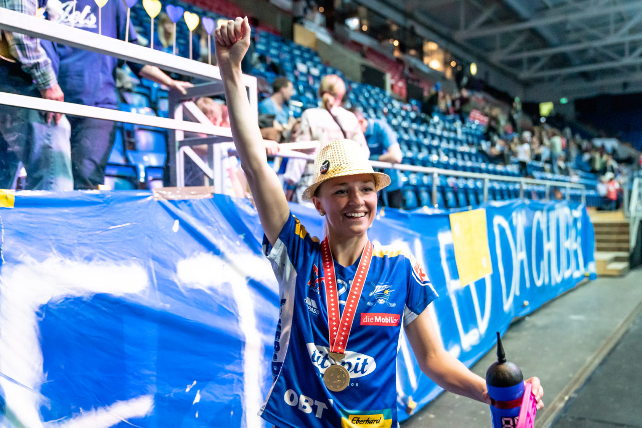 SWISS Arena (Kloten), 27.04.2019, Unihockey Damen NLA Superfinal, piranha chur - Kloten-Dietlikon Jets, Elsa Frisk (Nr. 21, Kloten-Dietlikon Jets) jubelt über den Meistertitel
(Claudio Schwarz, unihockey-fotos.ch)
Copyright: Claudio Schwarz, unihockey-fotos.ch – Dieses Bild wurde durch swiss unihockey lizenziert und darf ausschliesslich auf den Online-Kanälen von swiss unihockey verwendet werden. Die redaktionelle oder kommerzielle Nutzung durch Dritte (Medien, Vereine, Unternehmen oder Privatpersonen) per Download von diesem flickr-Account ist ausgeschlossen. Das Bild kann bei Interesse via unihockey-fotos.ch kostenpflichtig lizenziert werden. unihockey-fotos.ch behält sich vor, fehlbaren Medien, Vereinen, Unternehmen oder Privatpersonen Bilder mit einem Zuschlag in Rechnung zu stellen.