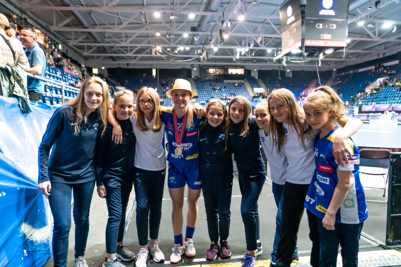 SWISS Arena (Kloten), 27.04.2019, Unihockey Damen NLA Superfinal, piranha chur - Kloten-Dietlikon Jets, Elsa Frisk (Nr. 21, Kloten-Dietlikon Jets) mit den Schweizermeisterinnen der C-Juniorinnen der Kloten-Dietlikon Jets
(Claudio Schwarz, unihockey-fotos.ch)
Copyright: Claudio Schwarz, unihockey-fotos.ch – Dieses Bild wurde durch swiss unihockey lizenziert und darf ausschliesslich auf den Online-Kanälen von swiss unihockey verwendet werden. Die redaktionelle oder kommerzielle Nutzung durch Dritte (Medien, Vereine, Unternehmen oder Privatpersonen) per Download von diesem flickr-Account ist ausgeschlossen. Das Bild kann bei Interesse via unihockey-fotos.ch kostenpflichtig lizenziert werden. unihockey-fotos.ch behält sich vor, fehlbaren Medien, Vereinen, Unternehmen oder Privatpersonen Bilder mit einem Zuschlag in Rechnung zu stellen.