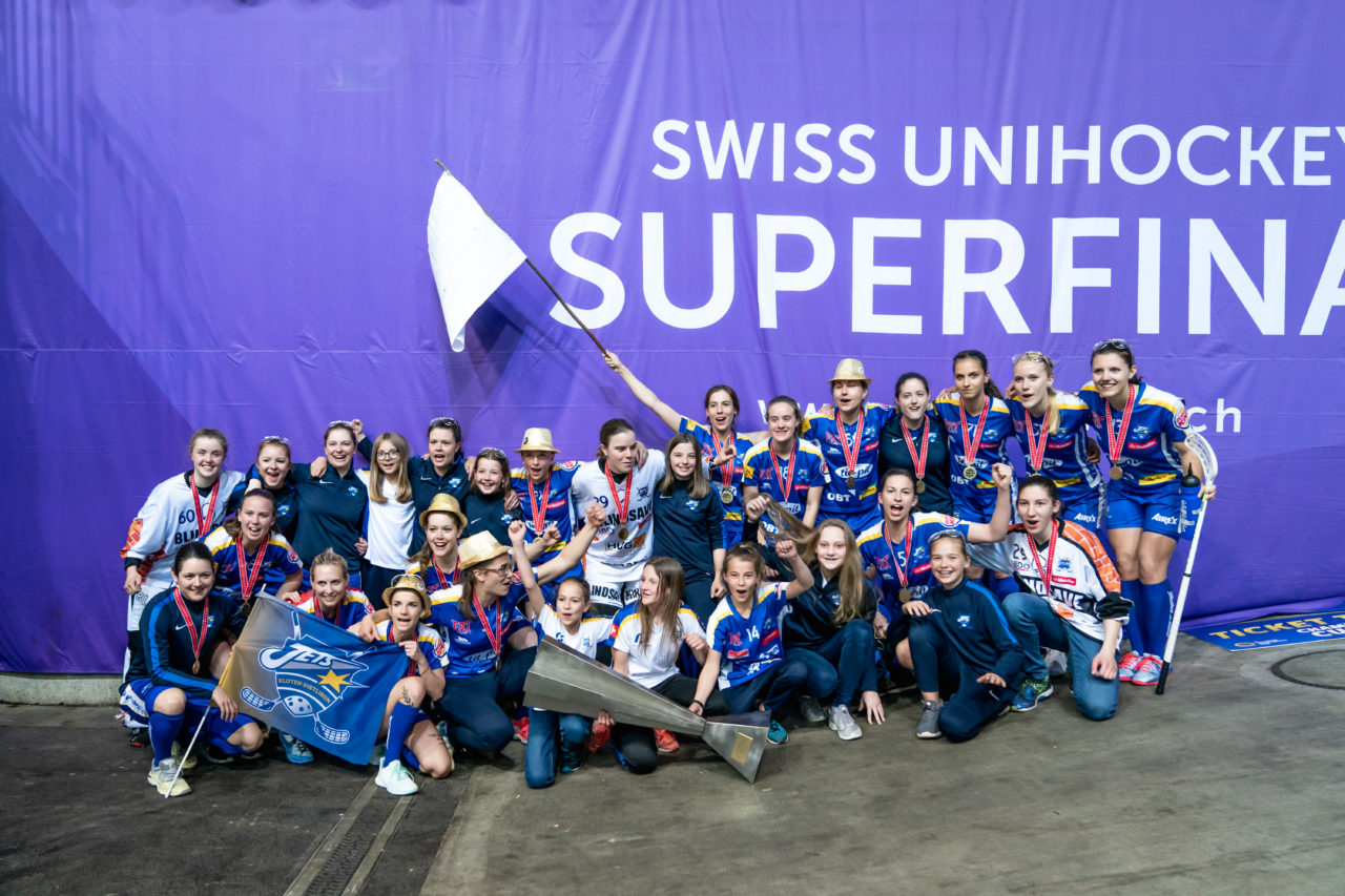 SWISS Arena (Kloten), 27.04.2019, Unihockey Damen NLA Superfinal, piranha chur - Kloten-Dietlikon Jets, Damen Schweizermeisterinnen und C-Juniorinnen Schweizermeisterinnen vereint
(Claudio Schwarz, unihockey-fotos.ch)
Copyright: Claudio Schwarz, unihockey-fotos.ch – Dieses Bild wurde durch swiss unihockey lizenziert und darf ausschliesslich auf den Online-Kanälen von swiss unihockey verwendet werden. Die redaktionelle oder kommerzielle Nutzung durch Dritte (Medien, Vereine, Unternehmen oder Privatpersonen) per Download von diesem flickr-Account ist ausgeschlossen. Das Bild kann bei Interesse via unihockey-fotos.ch kostenpflichtig lizenziert werden. unihockey-fotos.ch behält sich vor, fehlbaren Medien, Vereinen, Unternehmen oder Privatpersonen Bilder mit einem Zuschlag in Rechnung zu stellen.