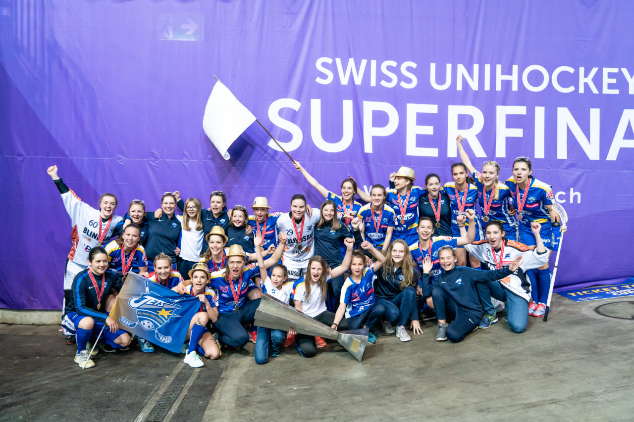 SWISS Arena (Kloten), 27.04.2019, Unihockey Damen NLA Superfinal, piranha chur - Kloten-Dietlikon Jets, Damen Schweizermeisterinnen und C-Juniorinnen Schweizermeisterinnen vereint
(Claudio Schwarz, unihockey-fotos.ch)
Copyright: Claudio Schwarz, unihockey-fotos.ch – Dieses Bild wurde durch swiss unihockey lizenziert und darf ausschliesslich auf den Online-Kanälen von swiss unihockey verwendet werden. Die redaktionelle oder kommerzielle Nutzung durch Dritte (Medien, Vereine, Unternehmen oder Privatpersonen) per Download von diesem flickr-Account ist ausgeschlossen. Das Bild kann bei Interesse via unihockey-fotos.ch kostenpflichtig lizenziert werden. unihockey-fotos.ch behält sich vor, fehlbaren Medien, Vereinen, Unternehmen oder Privatpersonen Bilder mit einem Zuschlag in Rechnung zu stellen.