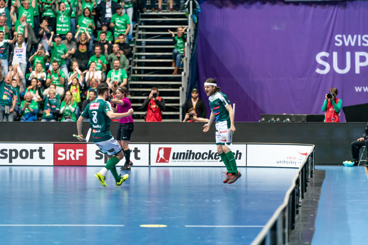 SWISS Arena (Kloten), 27.04.2019, Unihockey Herren NLA Superfinal, GC Unihockey - SV Wiler-Ersigen, Michal Dudovic (Nr. 4, SV Wiler-Ersigen) bejubelt seinen Treffer

(Claudio Schwarz, unihockey-fotos.ch)

Copyright: Claudio Schwarz, unihockey-fotos.ch – Dieses Bild wurde durch swiss unihockey lizenziert und darf ausschliesslich auf den Online-Kanälen von swiss unihockey verwendet werden. Die redaktionelle oder kommerzielle Nutzung durch Dritte (Medien, Vereine, Unternehmen oder Privatpersonen) per Download von diesem flickr-Account ist ausgeschlossen. Das Bild kann bei Interesse via unihockey-fotos.ch kostenpflichtig lizenziert werden. unihockey-fotos.ch behält sich vor, fehlbaren Medien, Vereinen, Unternehmen oder Privatpersonen Bilder mit einem Zuschlag in Rechnung zu stellen.