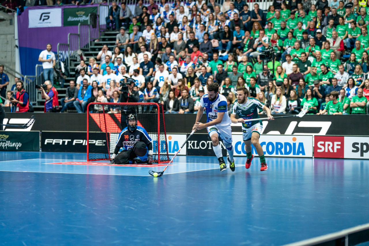 SWISS Arena (Kloten), 27.04.2019, Unihockey Herren NLA Superfinal, GC Unihockey - SV Wiler-Ersigen, Christoph Meier (Nr. 25, GC Unihockey) am Ball

(Claudio Schwarz, unihockey-fotos.ch)

Copyright: Claudio Schwarz, unihockey-fotos.ch – Dieses Bild wurde durch swiss unihockey lizenziert und darf ausschliesslich auf den Online-Kanälen von swiss unihockey verwendet werden. Die redaktionelle oder kommerzielle Nutzung durch Dritte (Medien, Vereine, Unternehmen oder Privatpersonen) per Download von diesem flickr-Account ist ausgeschlossen. Das Bild kann bei Interesse via unihockey-fotos.ch kostenpflichtig lizenziert werden. unihockey-fotos.ch behält sich vor, fehlbaren Medien, Vereinen, Unternehmen oder Privatpersonen Bilder mit einem Zuschlag in Rechnung zu stellen.