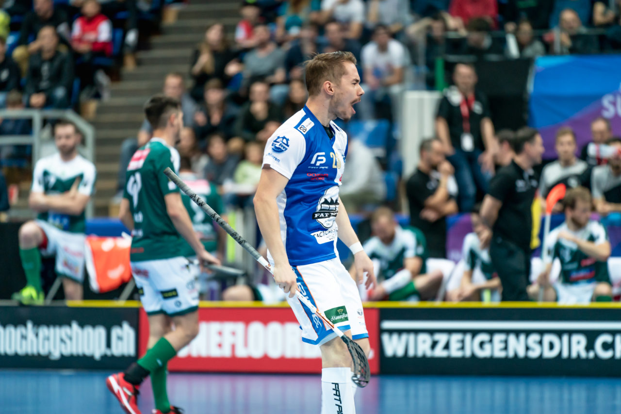 SWISS Arena (Kloten), 27.04.2019, Unihockey Herren NLA Superfinal, GC Unihockey - SV Wiler-Ersigen, Fabrice Göldi (Nr. 23, GC Unihockey) treibt sein Team an

(Claudio Schwarz, unihockey-fotos.ch)

Copyright: Claudio Schwarz, unihockey-fotos.ch – Dieses Bild wurde durch swiss unihockey lizenziert und darf ausschliesslich auf den Online-Kanälen von swiss unihockey verwendet werden. Die redaktionelle oder kommerzielle Nutzung durch Dritte (Medien, Vereine, Unternehmen oder Privatpersonen) per Download von diesem flickr-Account ist ausgeschlossen. Das Bild kann bei Interesse via unihockey-fotos.ch kostenpflichtig lizenziert werden. unihockey-fotos.ch behält sich vor, fehlbaren Medien, Vereinen, Unternehmen oder Privatpersonen Bilder mit einem Zuschlag in Rechnung zu stellen.