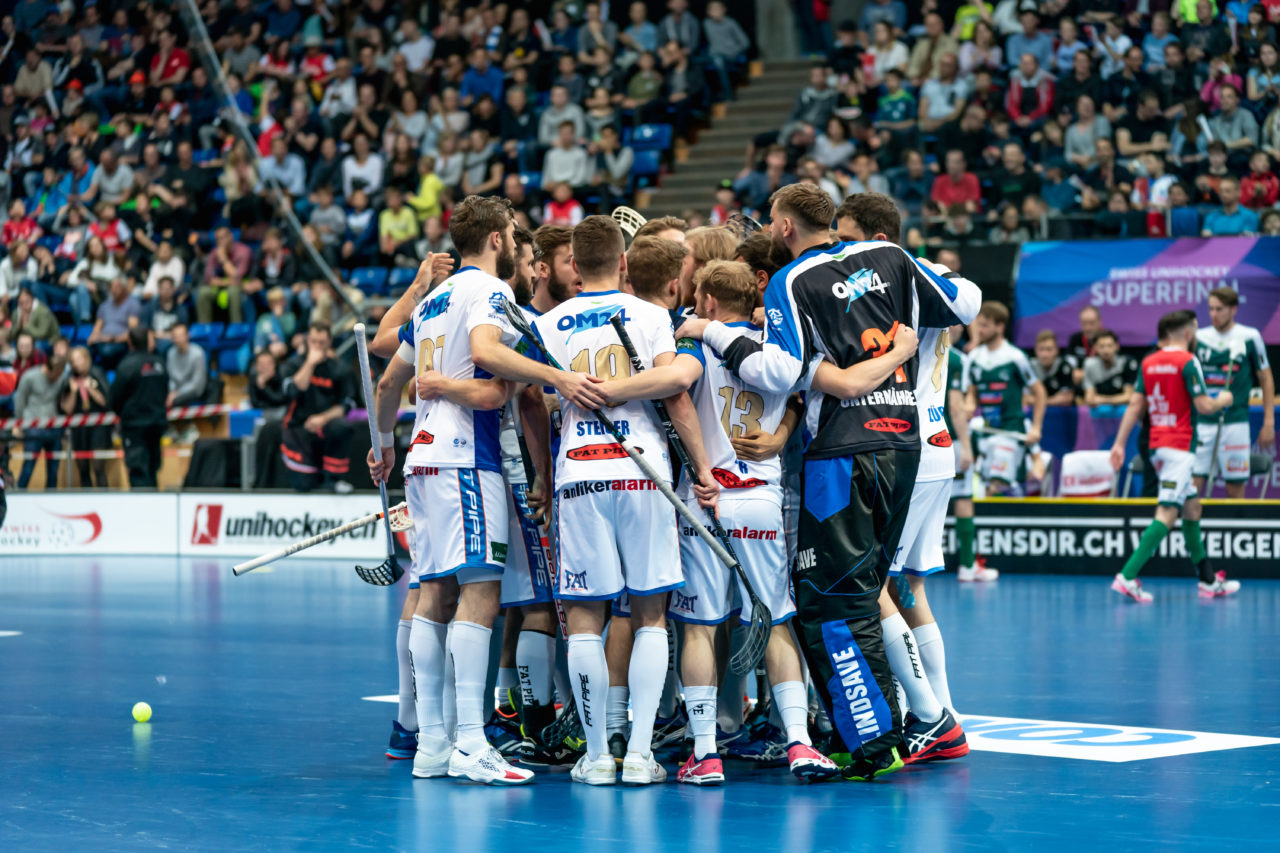 SWISS Arena (Kloten), 27.04.2019, Unihockey Herren NLA Superfinal, GC Unihockey - SV Wiler-Ersigen, Torjubel GC

(Claudio Schwarz, unihockey-fotos.ch)

Copyright: Claudio Schwarz, unihockey-fotos.ch – Dieses Bild wurde durch swiss unihockey lizenziert und darf ausschliesslich auf den Online-Kanälen von swiss unihockey verwendet werden. Die redaktionelle oder kommerzielle Nutzung durch Dritte (Medien, Vereine, Unternehmen oder Privatpersonen) per Download von diesem flickr-Account ist ausgeschlossen. Das Bild kann bei Interesse via unihockey-fotos.ch kostenpflichtig lizenziert werden. unihockey-fotos.ch behält sich vor, fehlbaren Medien, Vereinen, Unternehmen oder Privatpersonen Bilder mit einem Zuschlag in Rechnung zu stellen.