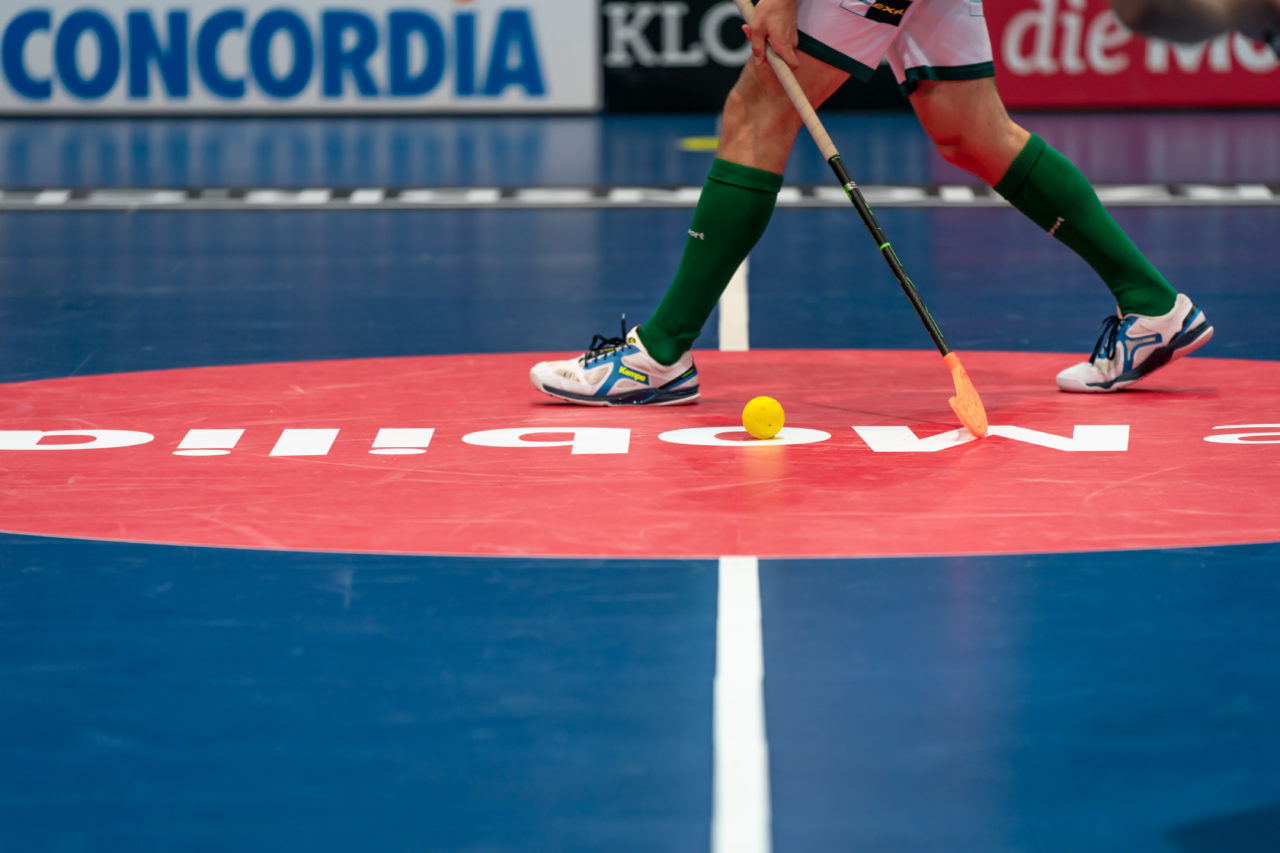 SWISS Arena (Kloten), 27.04.2019, Unihockey Herren NLA Superfinal, GC Unihockey - SV Wiler-Ersigen, Freistoss für Wiler

(Claudio Schwarz, unihockey-fotos.ch)

Copyright: Claudio Schwarz, unihockey-fotos.ch – Dieses Bild wurde durch swiss unihockey lizenziert und darf ausschliesslich auf den Online-Kanälen von swiss unihockey verwendet werden. Die redaktionelle oder kommerzielle Nutzung durch Dritte (Medien, Vereine, Unternehmen oder Privatpersonen) per Download von diesem flickr-Account ist ausgeschlossen. Das Bild kann bei Interesse via unihockey-fotos.ch kostenpflichtig lizenziert werden. unihockey-fotos.ch behält sich vor, fehlbaren Medien, Vereinen, Unternehmen oder Privatpersonen Bilder mit einem Zuschlag in Rechnung zu stellen.