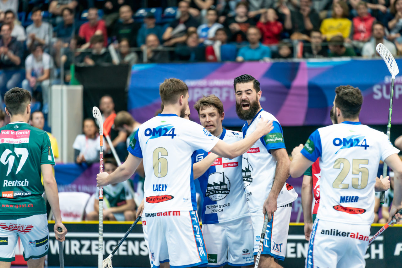 SWISS Arena (Kloten), 27.04.2019, Unihockey Herren NLA Superfinal, GC Unihockey - SV Wiler-Ersigen, Torjubel GC

(Claudio Schwarz, unihockey-fotos.ch)

Copyright: Claudio Schwarz, unihockey-fotos.ch – Dieses Bild wurde durch swiss unihockey lizenziert und darf ausschliesslich auf den Online-Kanälen von swiss unihockey verwendet werden. Die redaktionelle oder kommerzielle Nutzung durch Dritte (Medien, Vereine, Unternehmen oder Privatpersonen) per Download von diesem flickr-Account ist ausgeschlossen. Das Bild kann bei Interesse via unihockey-fotos.ch kostenpflichtig lizenziert werden. unihockey-fotos.ch behält sich vor, fehlbaren Medien, Vereinen, Unternehmen oder Privatpersonen Bilder mit einem Zuschlag in Rechnung zu stellen.